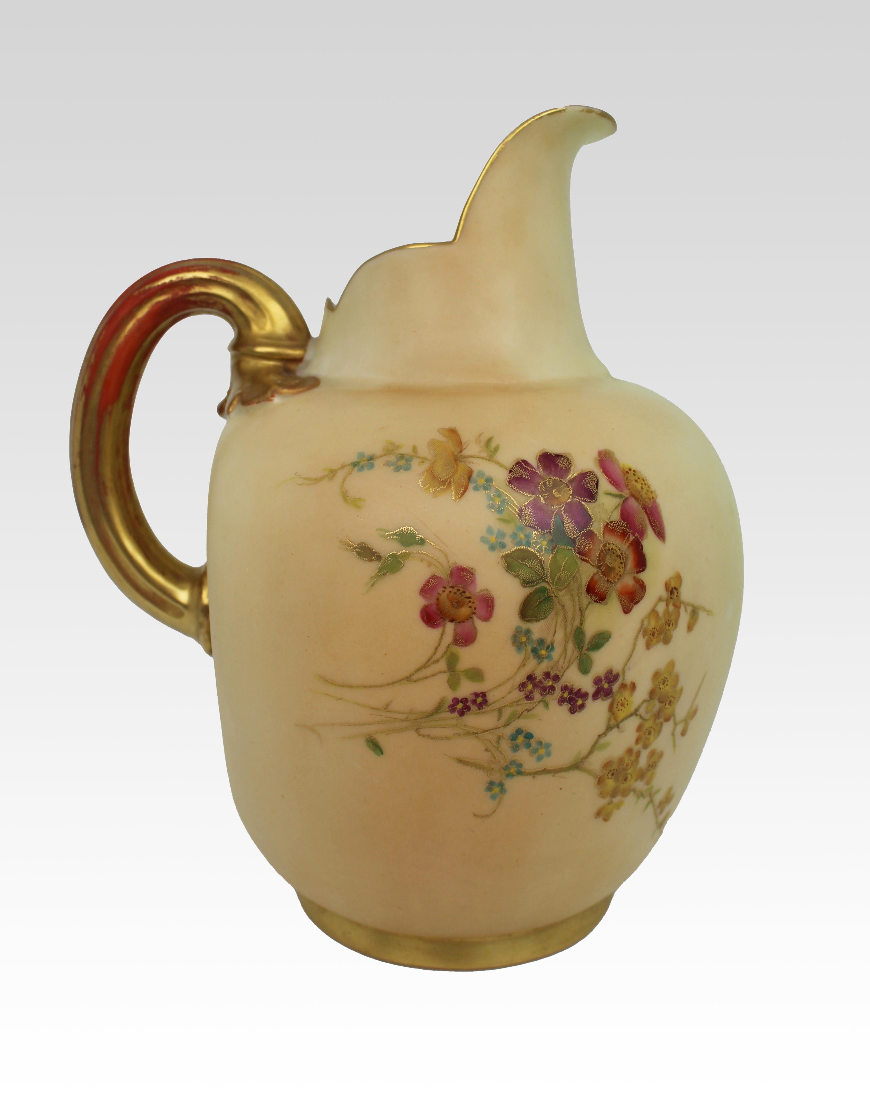 XIXe siècle Aiguière en ivoire blush de Royal Worcester avec des fleurs peintes à la main et dorées, datée de 1897 en vente