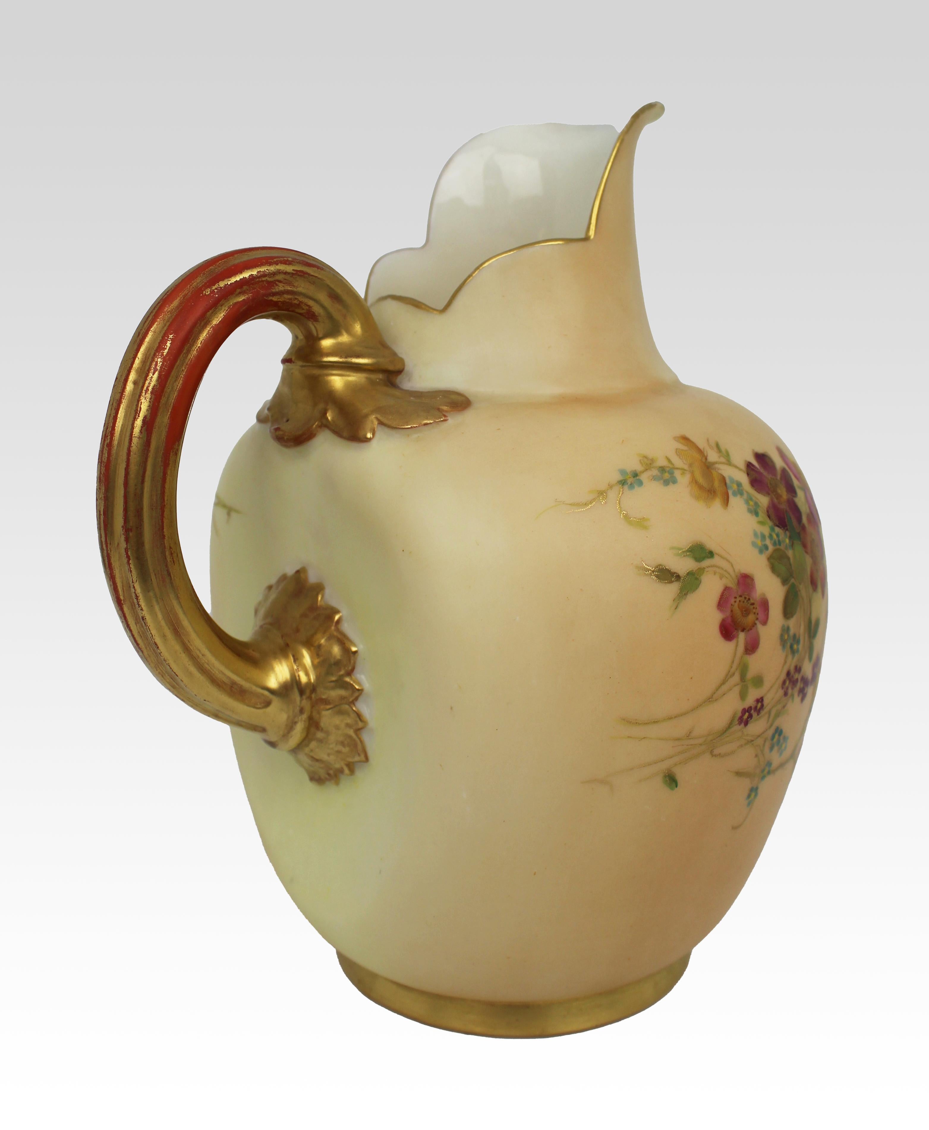 Porcelaine Aiguière en ivoire blush de Royal Worcester avec des fleurs peintes à la main et dorées, datée de 1897 en vente