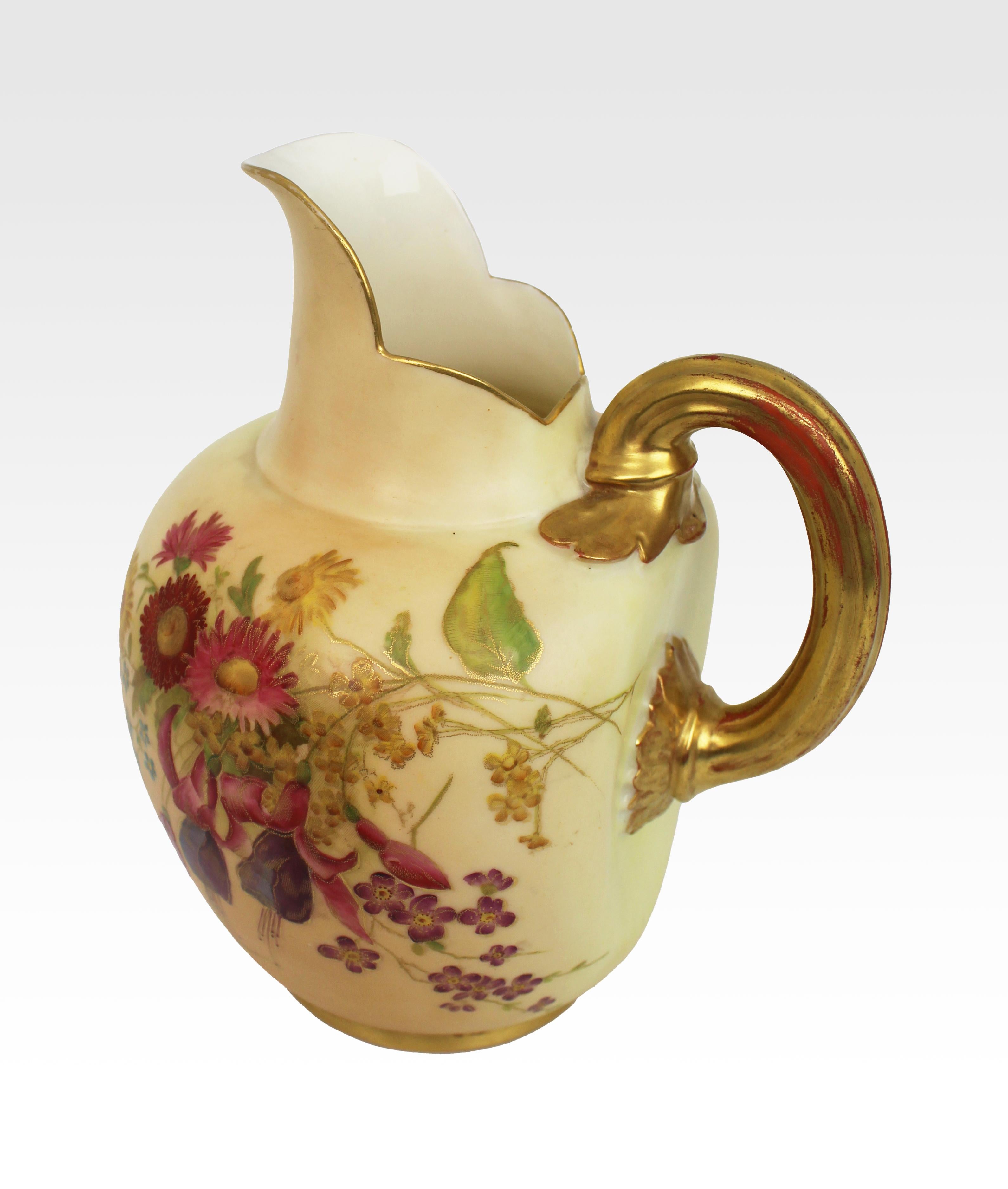 Aiguière en ivoire blush de Royal Worcester avec des fleurs peintes à la main et dorées, datée de 1897 en vente 1