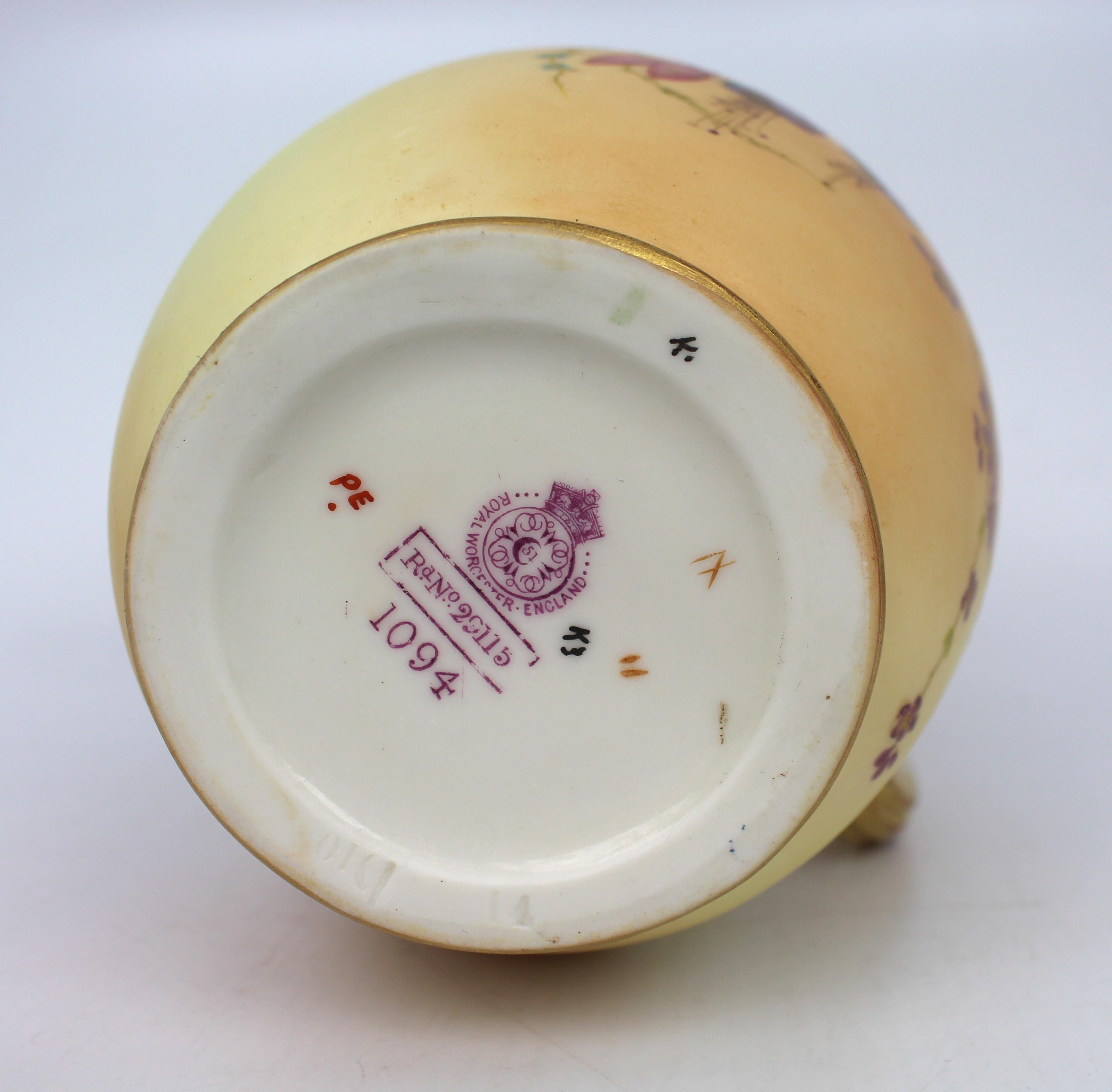 Aiguière en ivoire blush de Royal Worcester avec des fleurs peintes à la main et dorées, datée de 1897 en vente 2