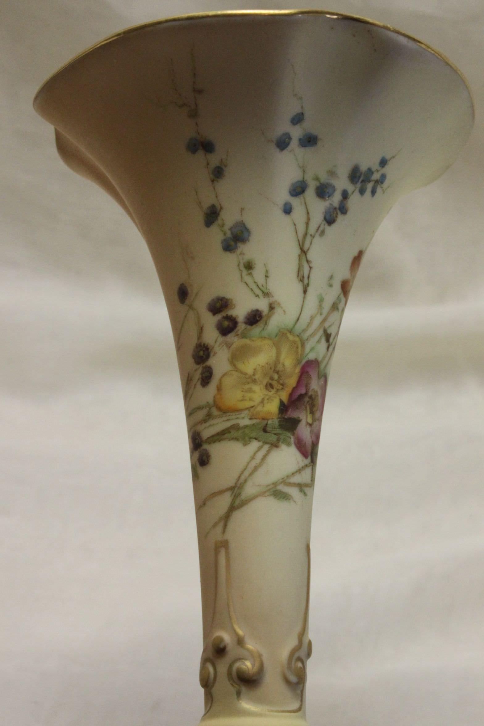 Anglais Royal Worcester - Porte-fleurs ivoire poudré en vente