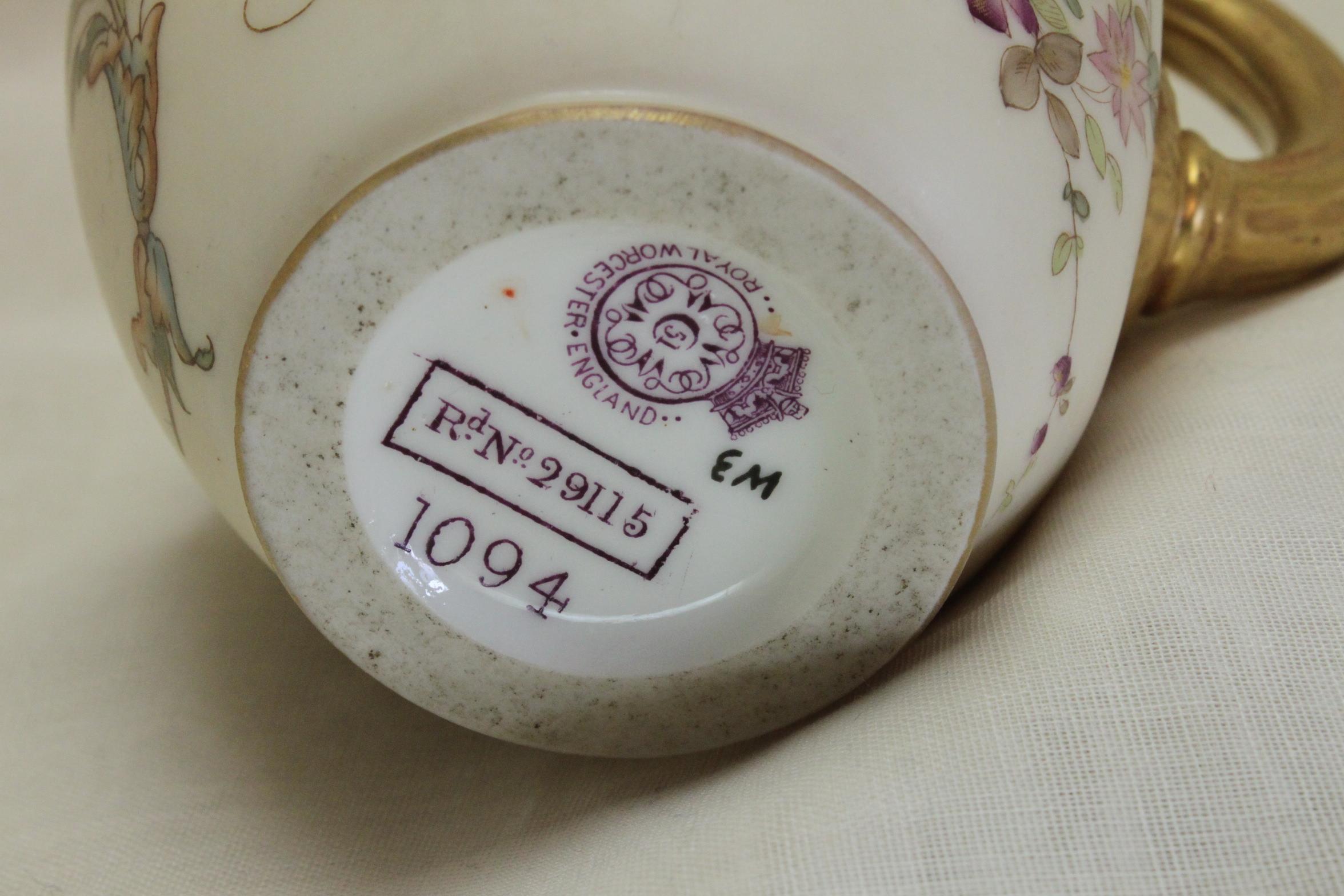 Porcelaine Pichet Royal Worcester rose ivoire en vente