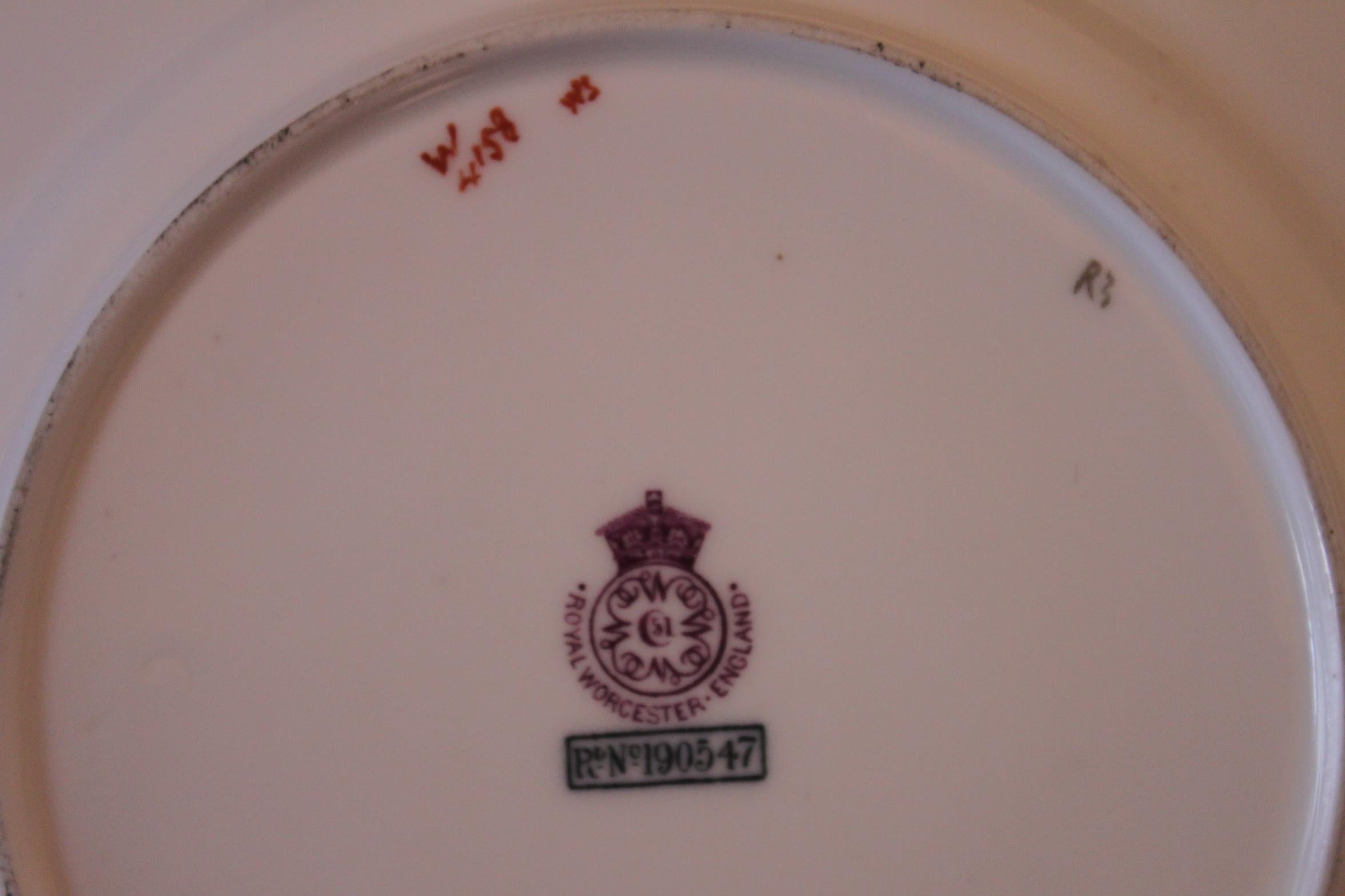 Porcelaine Service à thé Royal Worcester en partie ivoire poudré en vente