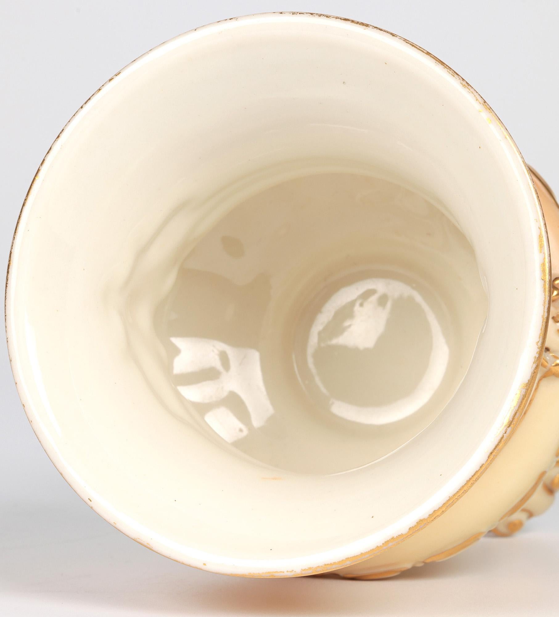 Vase en porcelaine Royal Worcester en forme de bourgeon, ivoire poudré en vente 2
