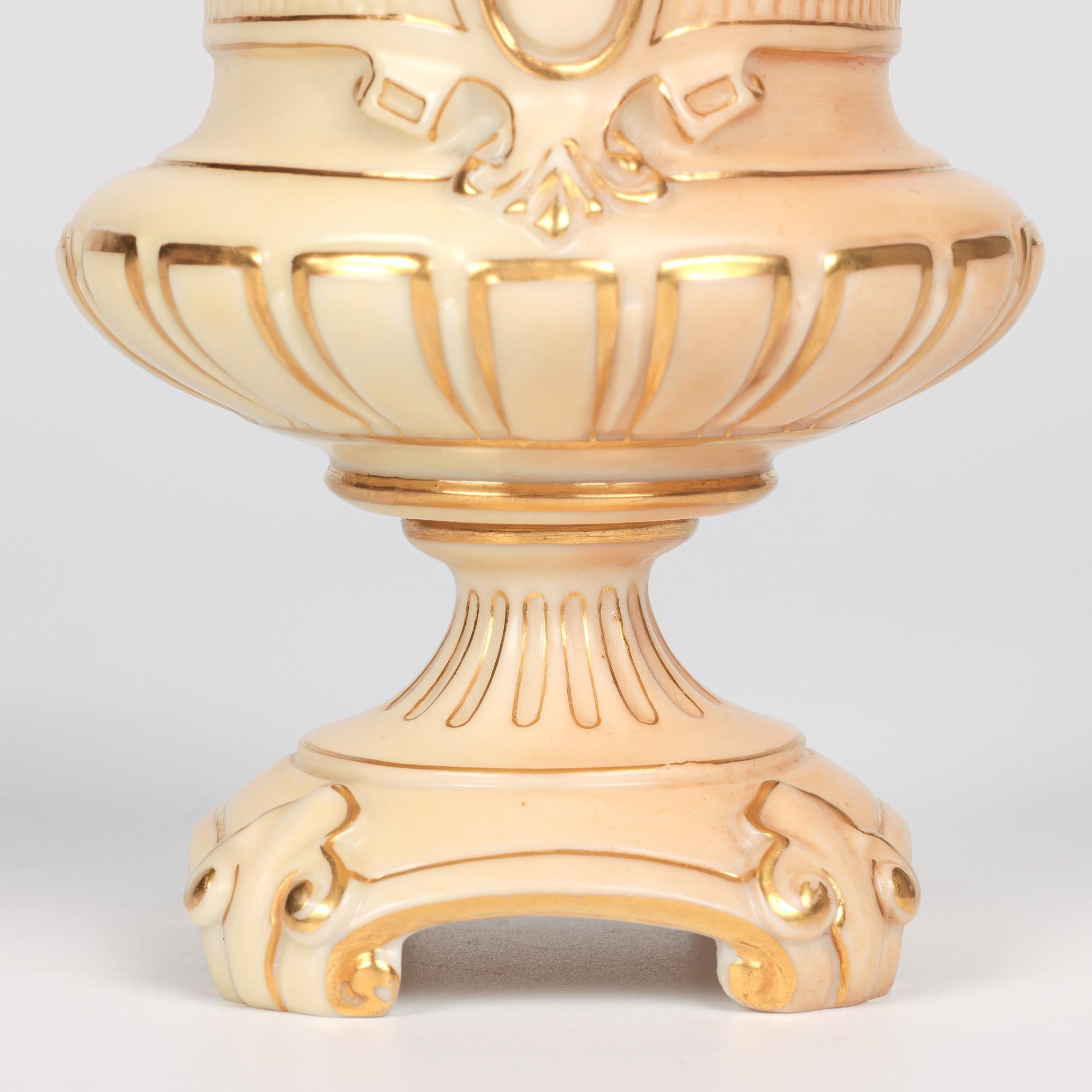 Vase en porcelaine Royal Worcester en forme de bourgeon, ivoire poudré en vente 3