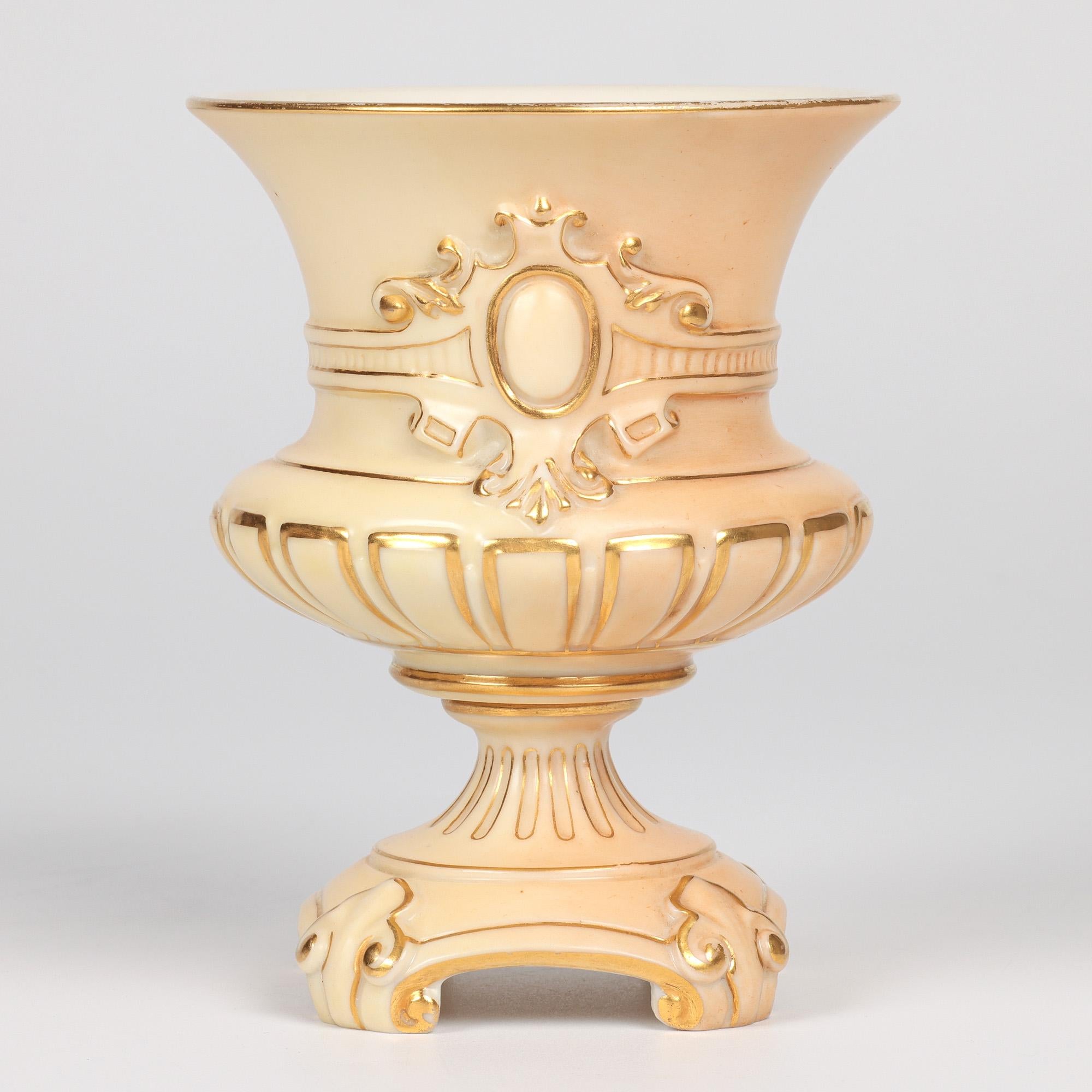 Vase en porcelaine Royal Worcester en forme de bourgeon, ivoire poudré en vente 4