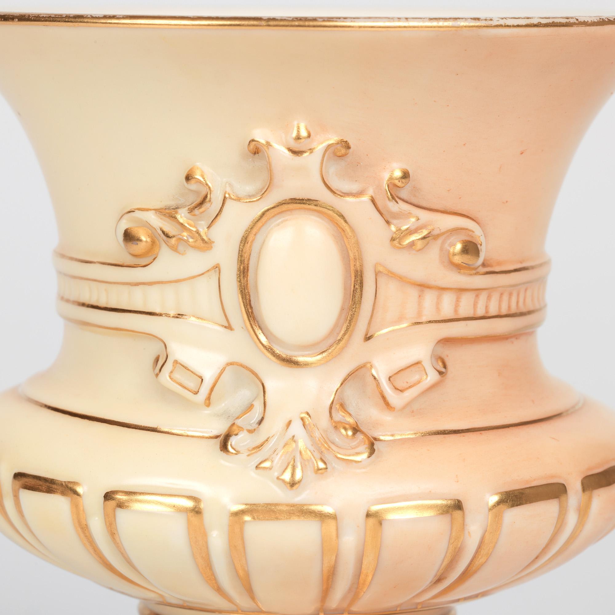 Vase en porcelaine Royal Worcester en forme de bourgeon, ivoire poudré en vente 6
