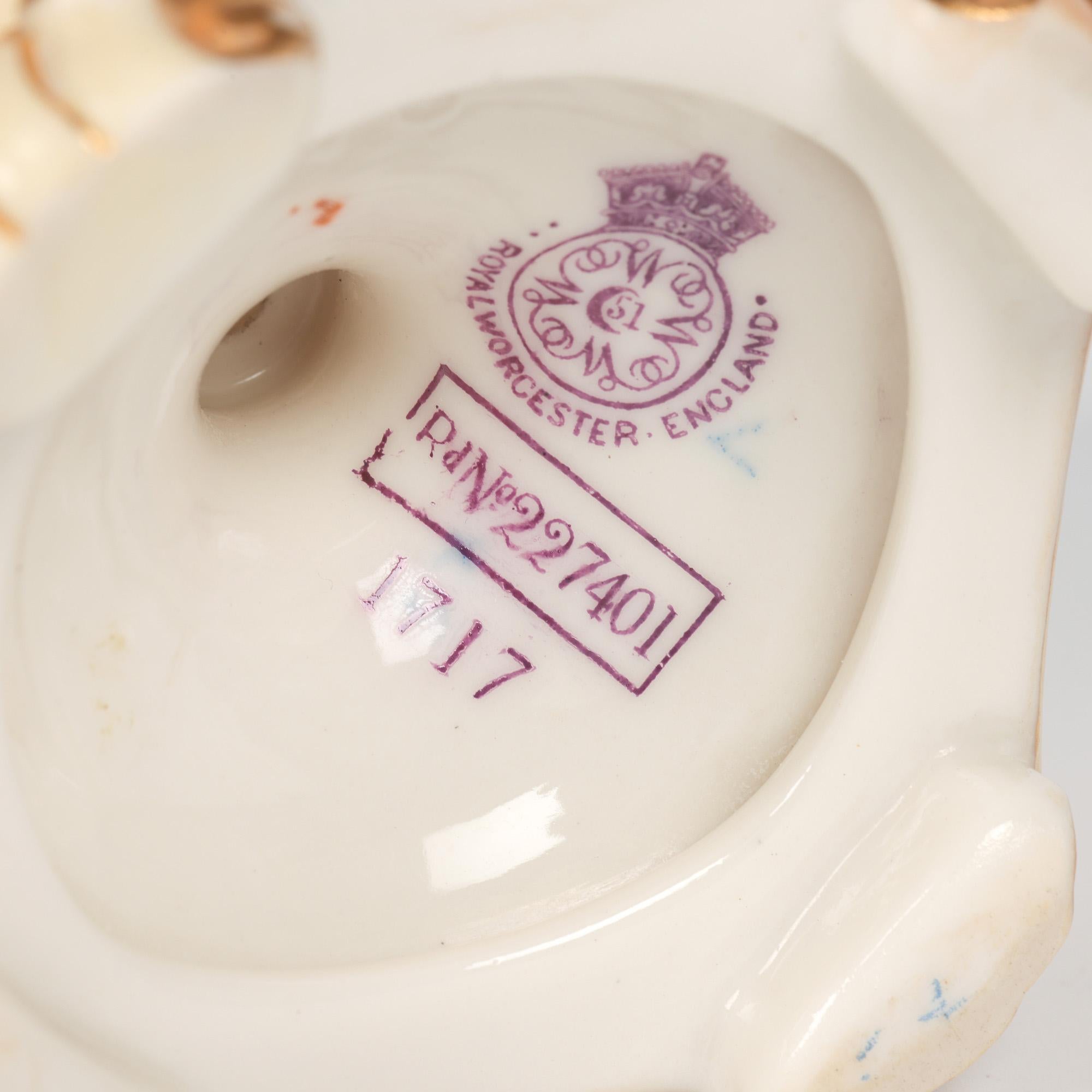 Vase en porcelaine Royal Worcester en forme de bourgeon, ivoire poudré en vente 7
