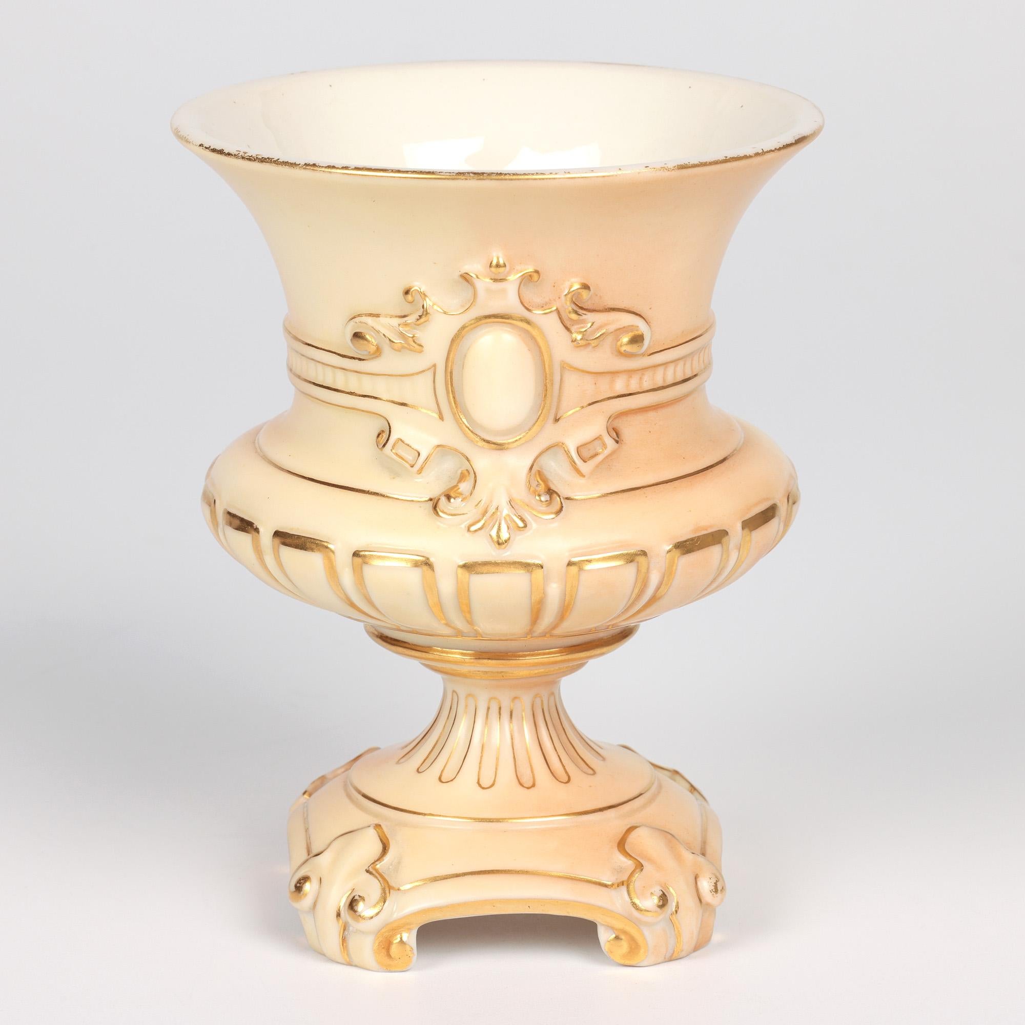 Vase en porcelaine Royal Worcester en forme de bourgeon, ivoire poudré en vente 8
