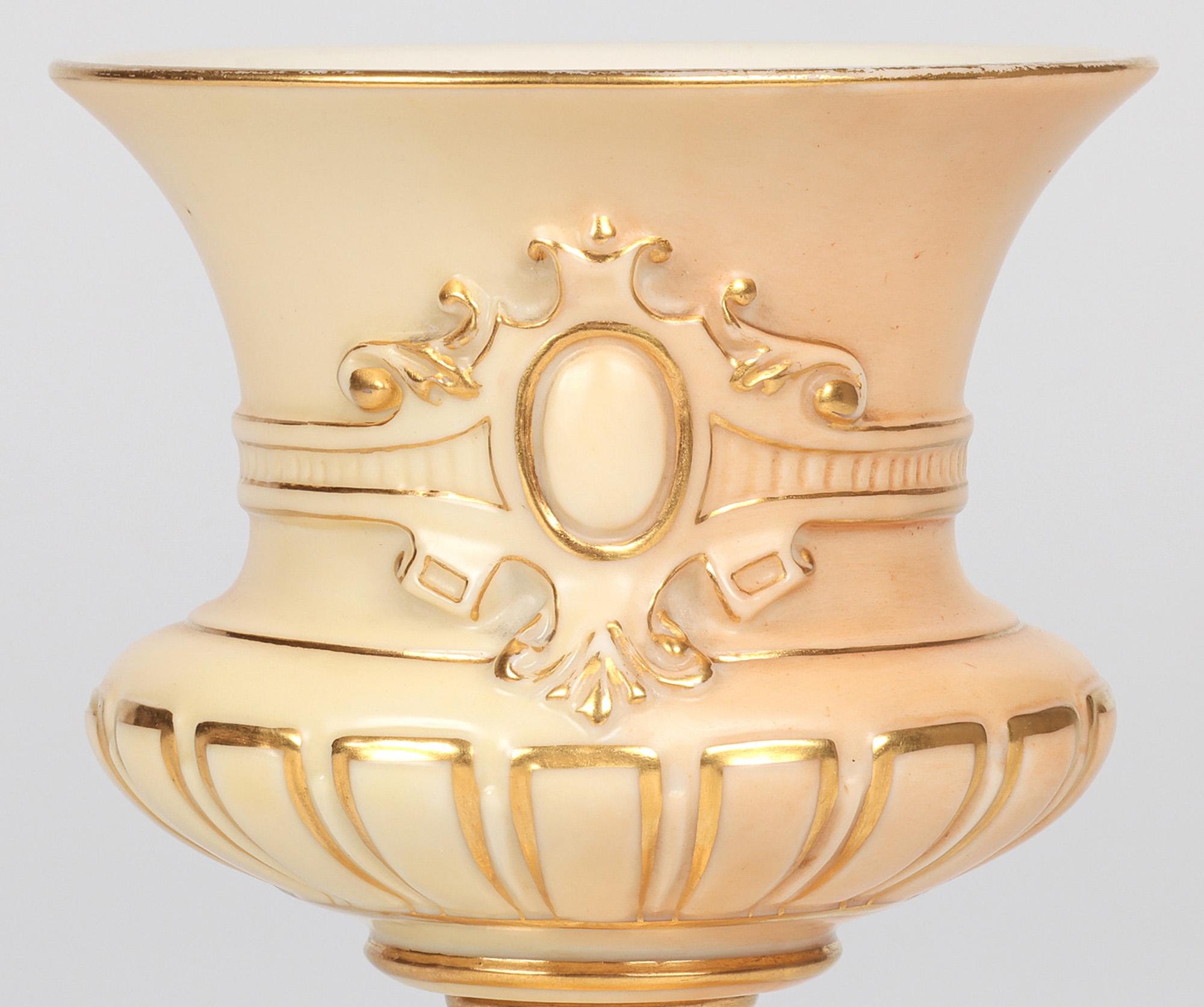 Mouvement esthétique Vase en porcelaine Royal Worcester en forme de bourgeon, ivoire poudré en vente