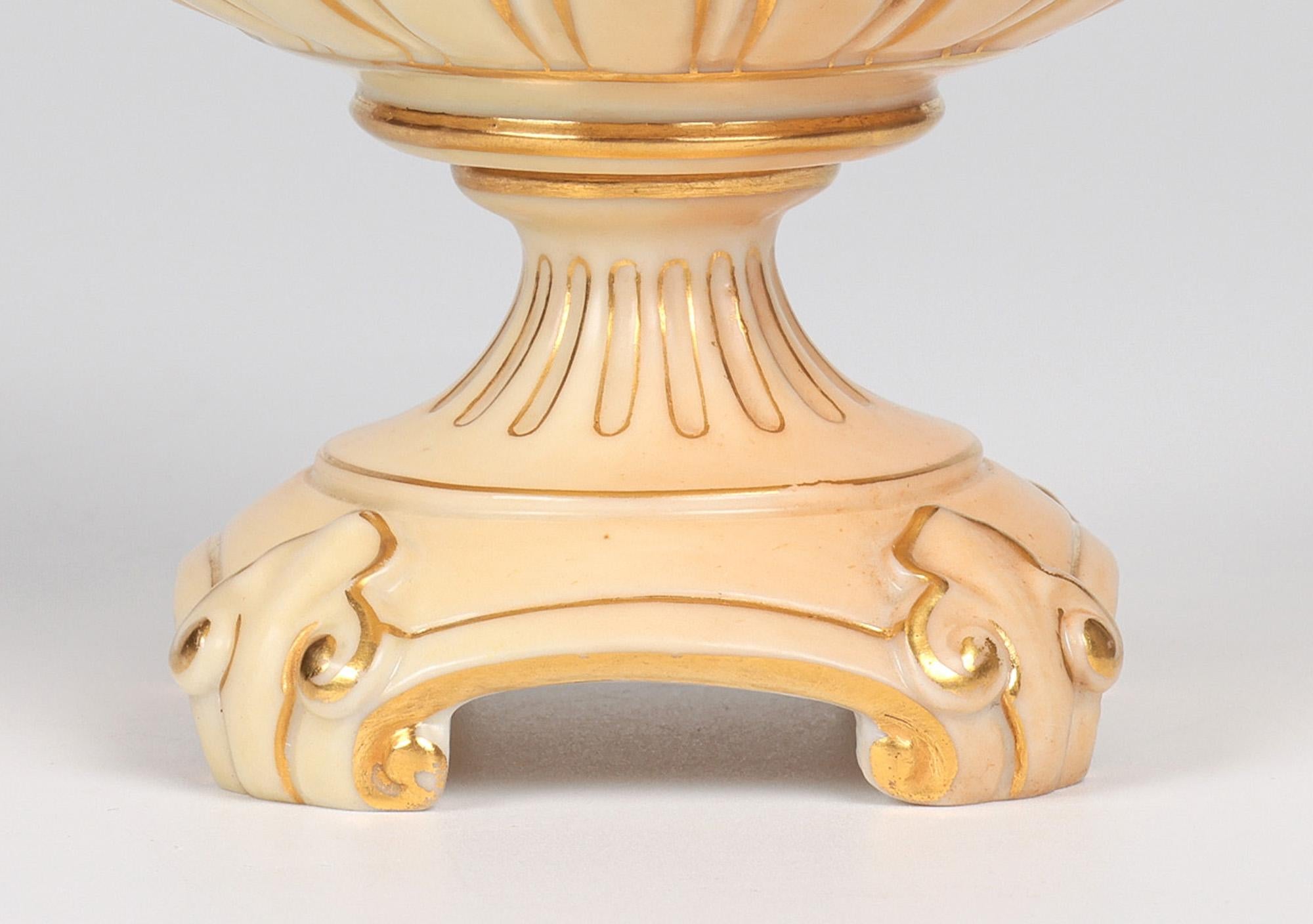 Anglais Vase en porcelaine Royal Worcester en forme de bourgeon, ivoire poudré en vente