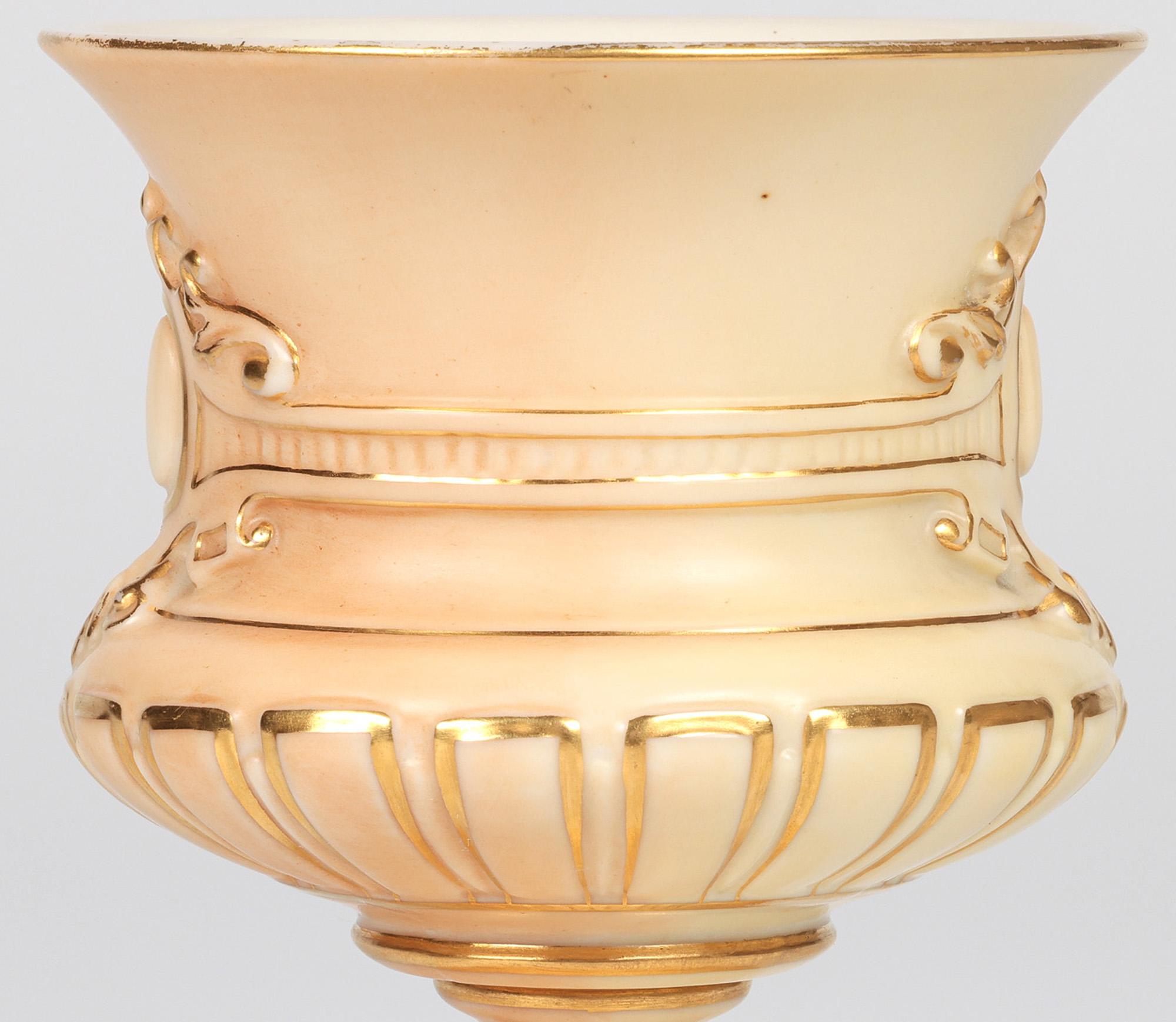 Doré Vase en porcelaine Royal Worcester en forme de bourgeon, ivoire poudré en vente