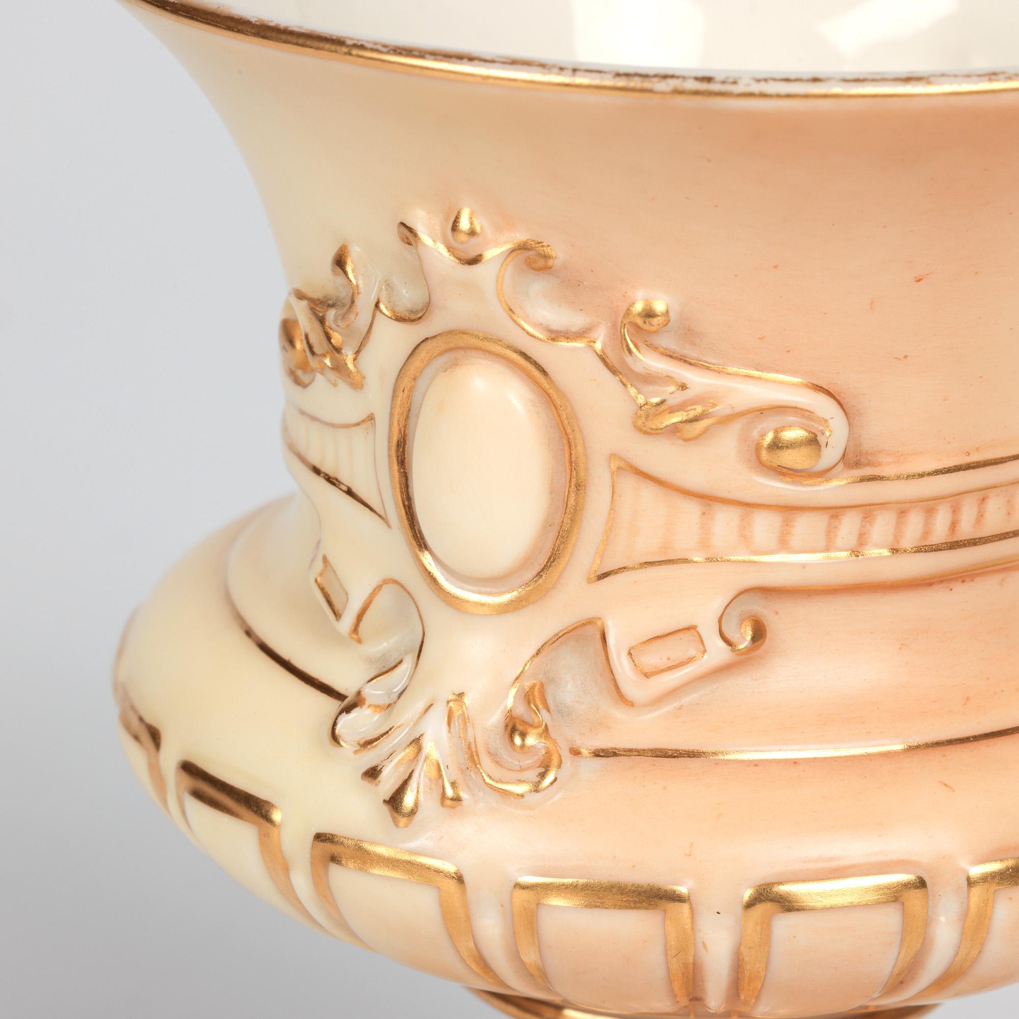 Vase en porcelaine Royal Worcester en forme de bourgeon, ivoire poudré Bon état - En vente à Bishop's Stortford, Hertfordshire