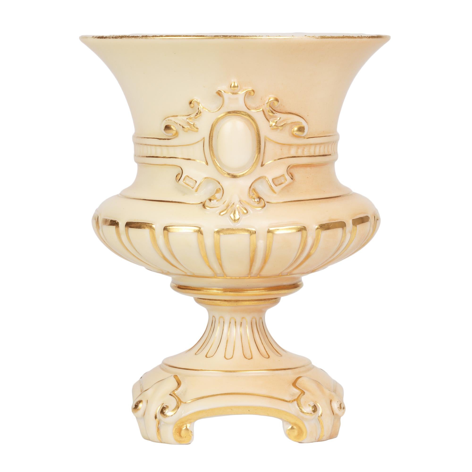 Fin du XIXe siècle Vase en porcelaine Royal Worcester en forme de bourgeon, ivoire poudré en vente