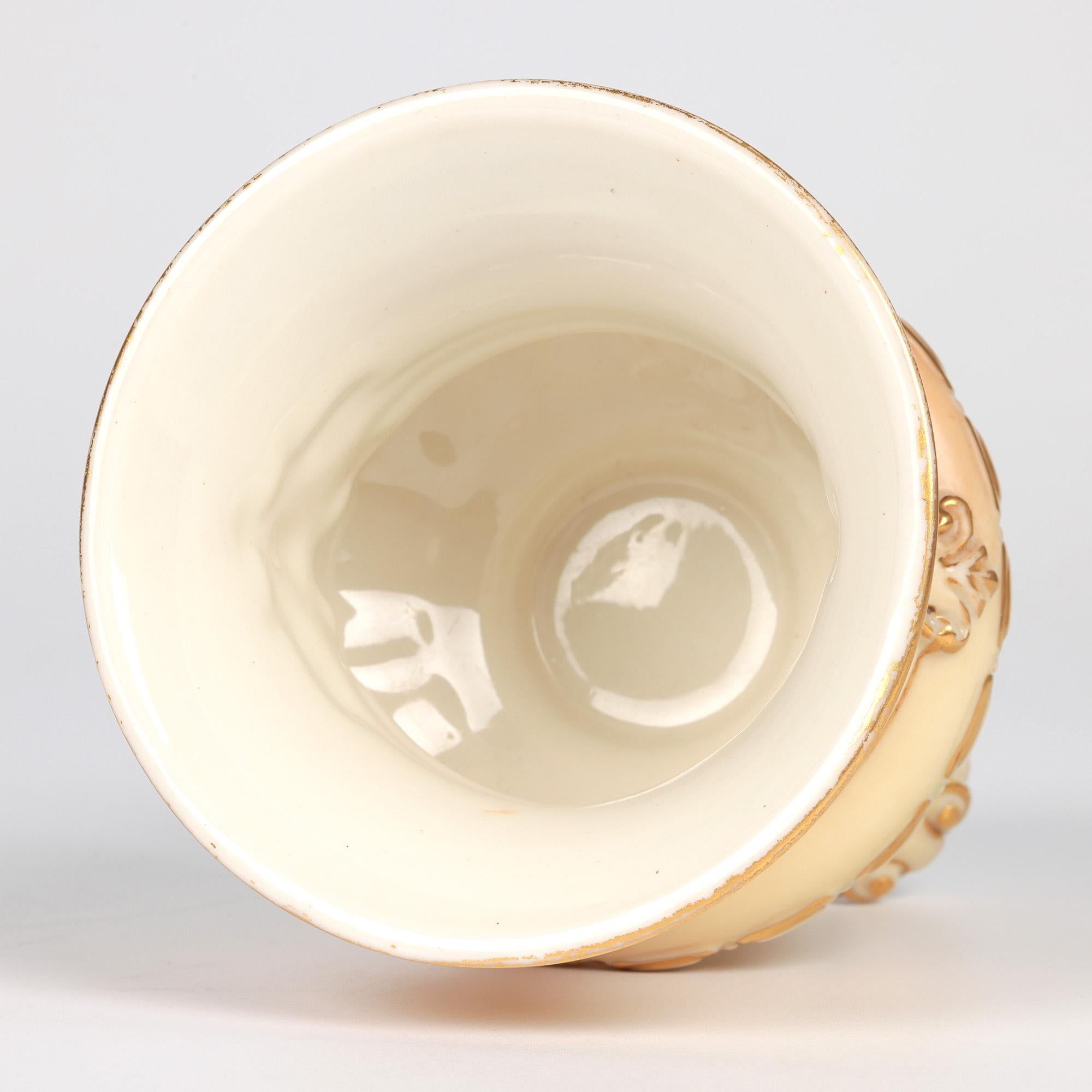 Porcelaine Vase en porcelaine Royal Worcester en forme de bourgeon, ivoire poudré en vente