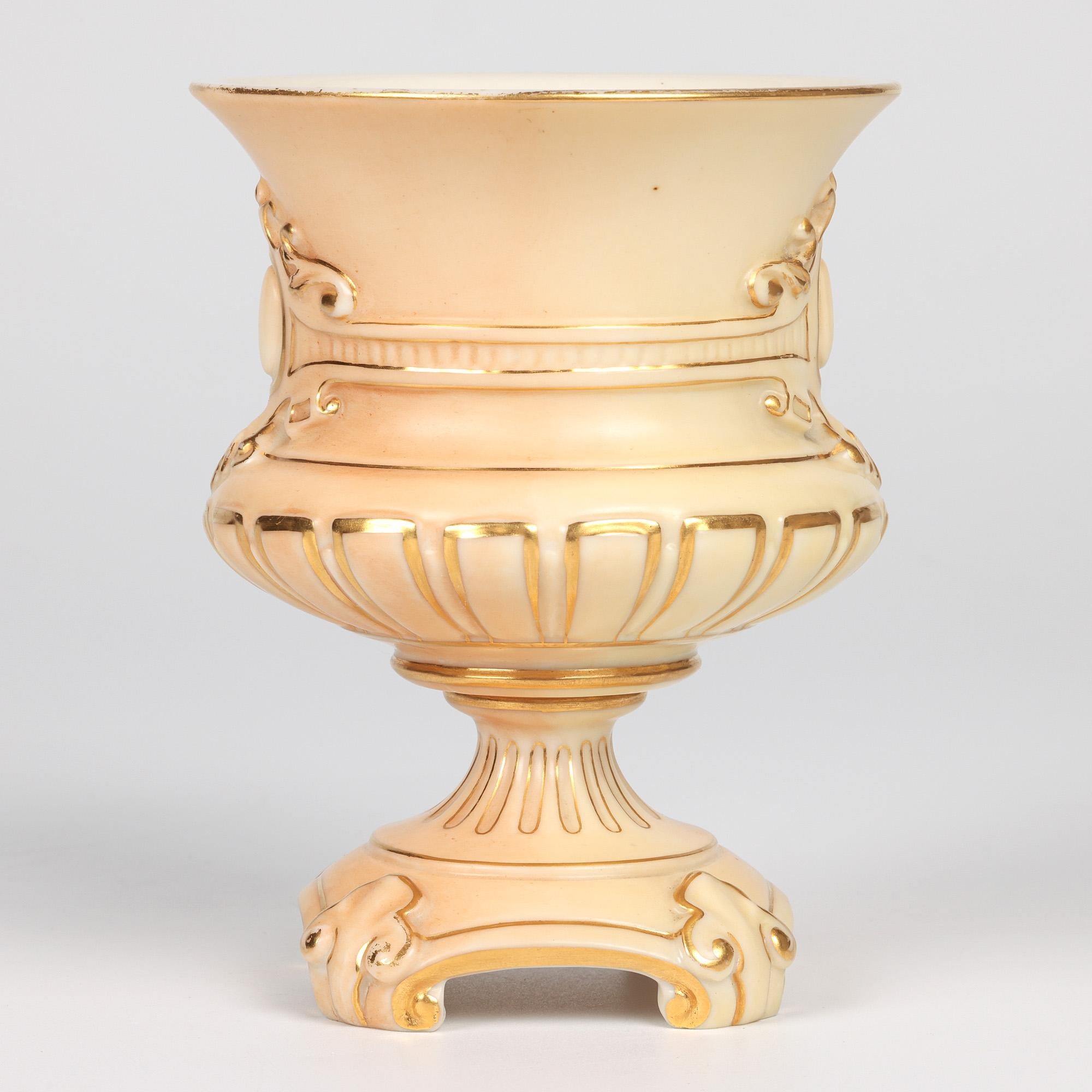 Vase en porcelaine Royal Worcester en forme de bourgeon, ivoire poudré en vente 1