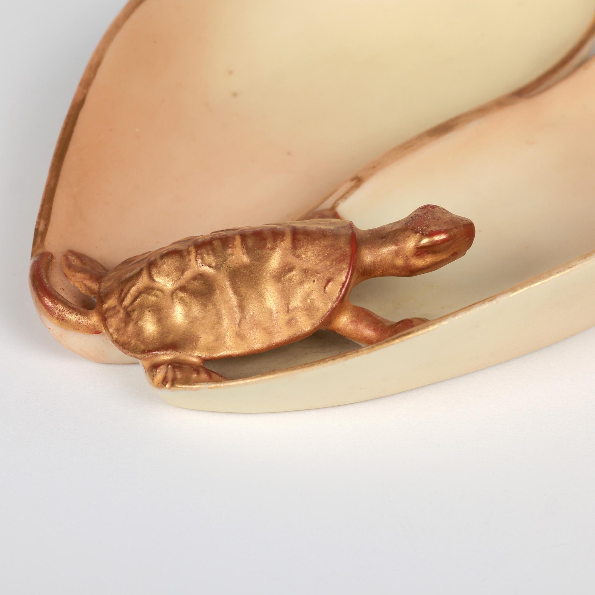 Precioso plato de porcelana Art Nouveau Royal Worcester en forma de concha con una tortuga de agua dulce fechada en 1906. El plato está formado por un caparazón abierto en forma de almeja, con la base plana y los lados elevados, y una tortuga joven