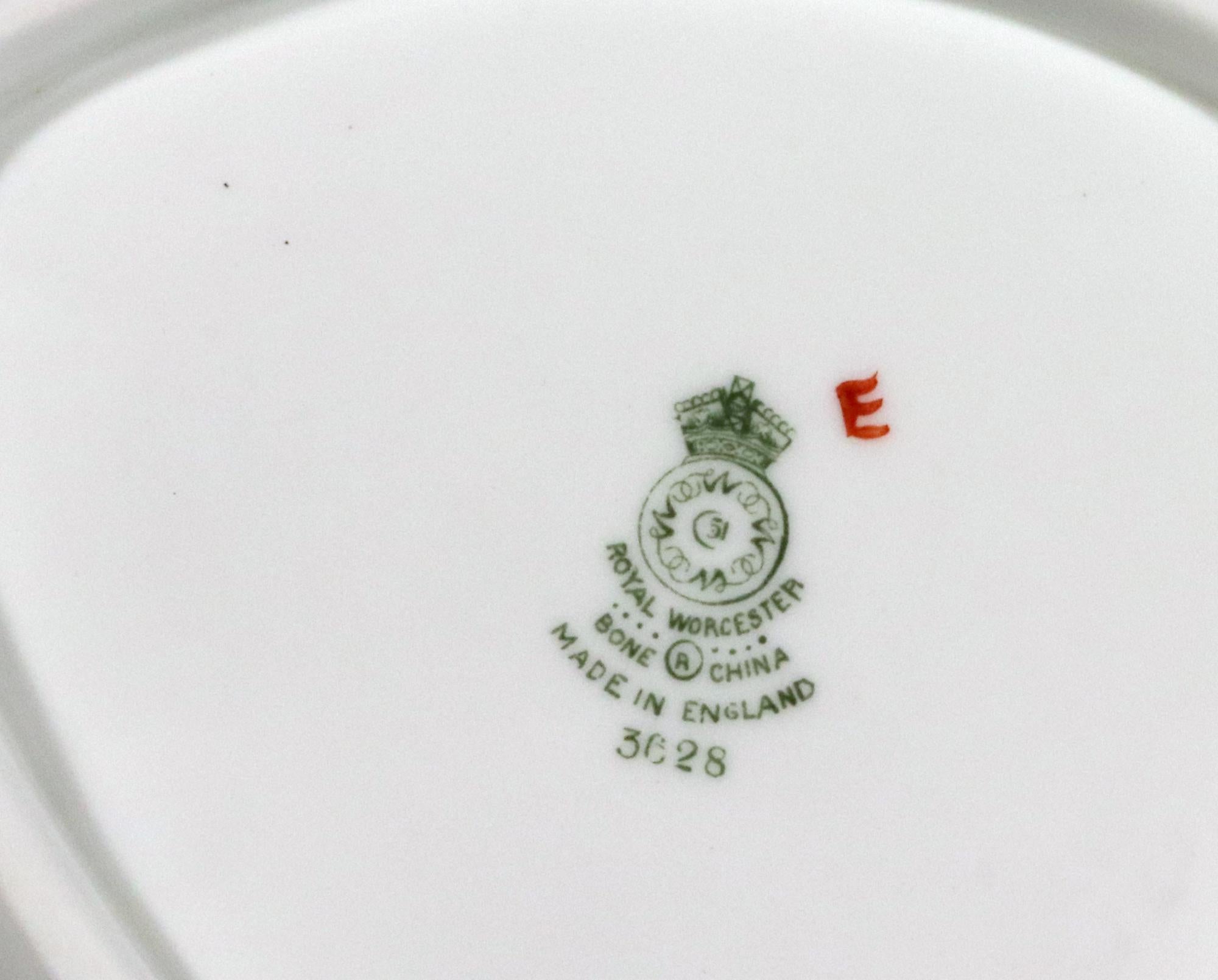 Georgian Royal Worcester Bone China Porcelain Leaf-shaped Dishes, Pattern 3628 For Sale