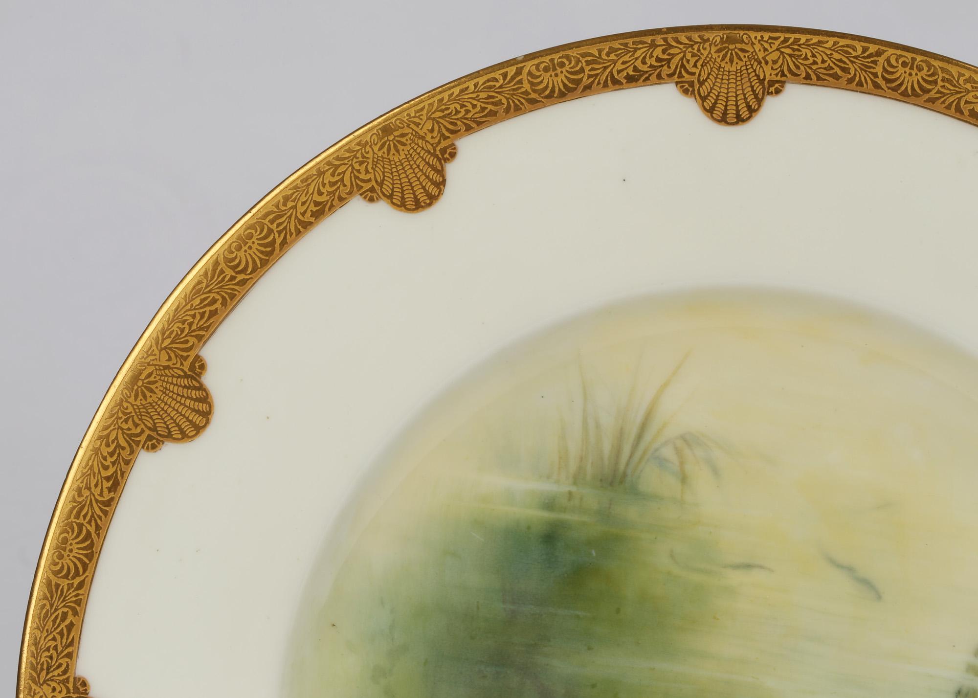 Une superbe assiette de cabinet en porcelaine Royal Worcester peinte à la main avec un brochet par George B Johnson et datant de 1921. L'assiette arrondie est finement peinte à la main en couleur au centre avec un grand brochet nageant au milieu des