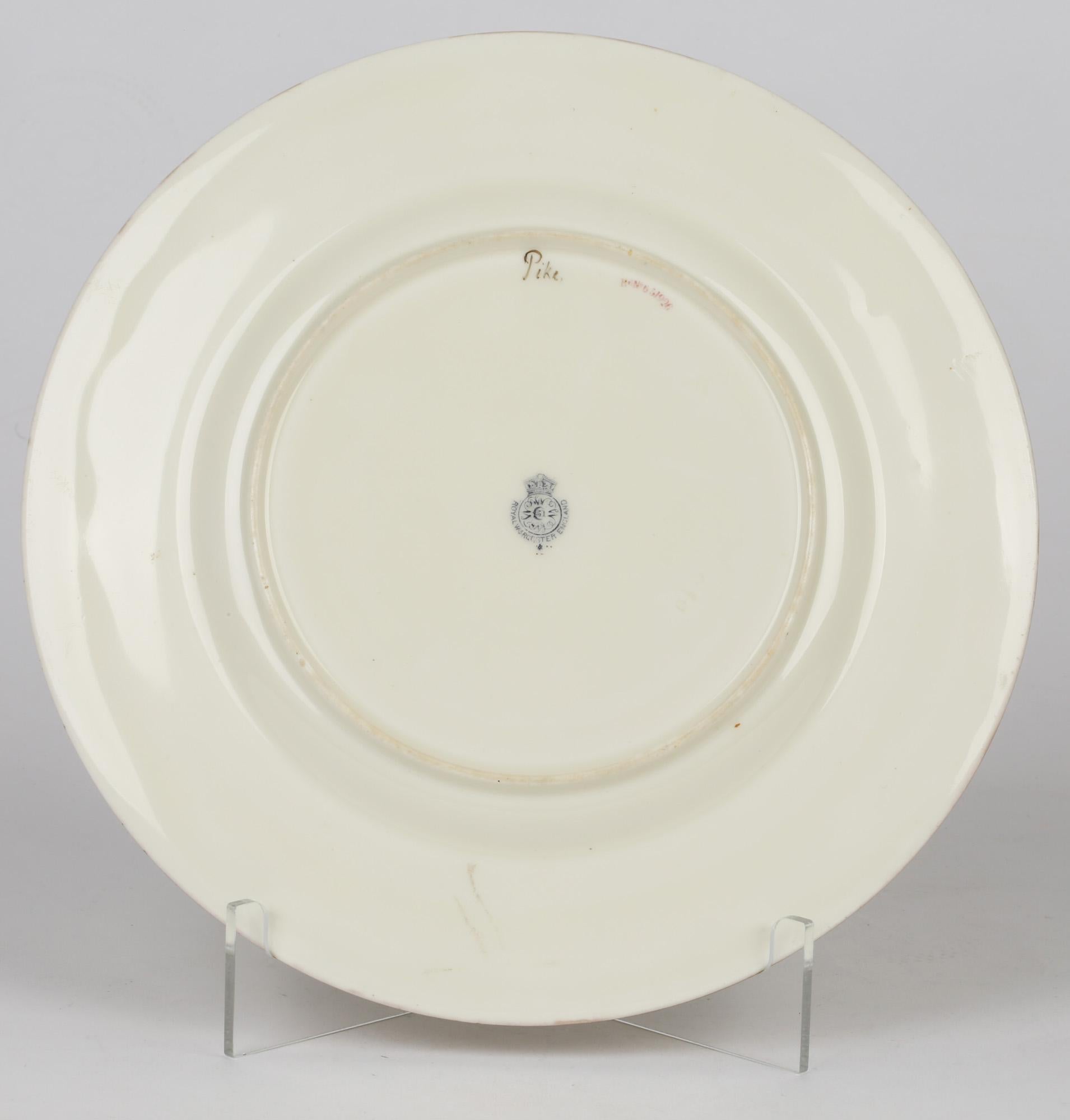 Anglais Assiette de cabinet Royal Worcester peinte avec un brochet par George B Johnson en vente