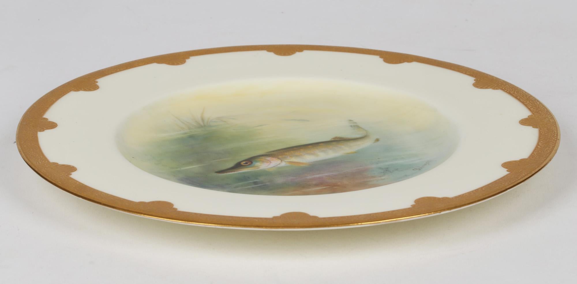 Peint à la main Assiette de cabinet Royal Worcester peinte avec un brochet par George B Johnson en vente