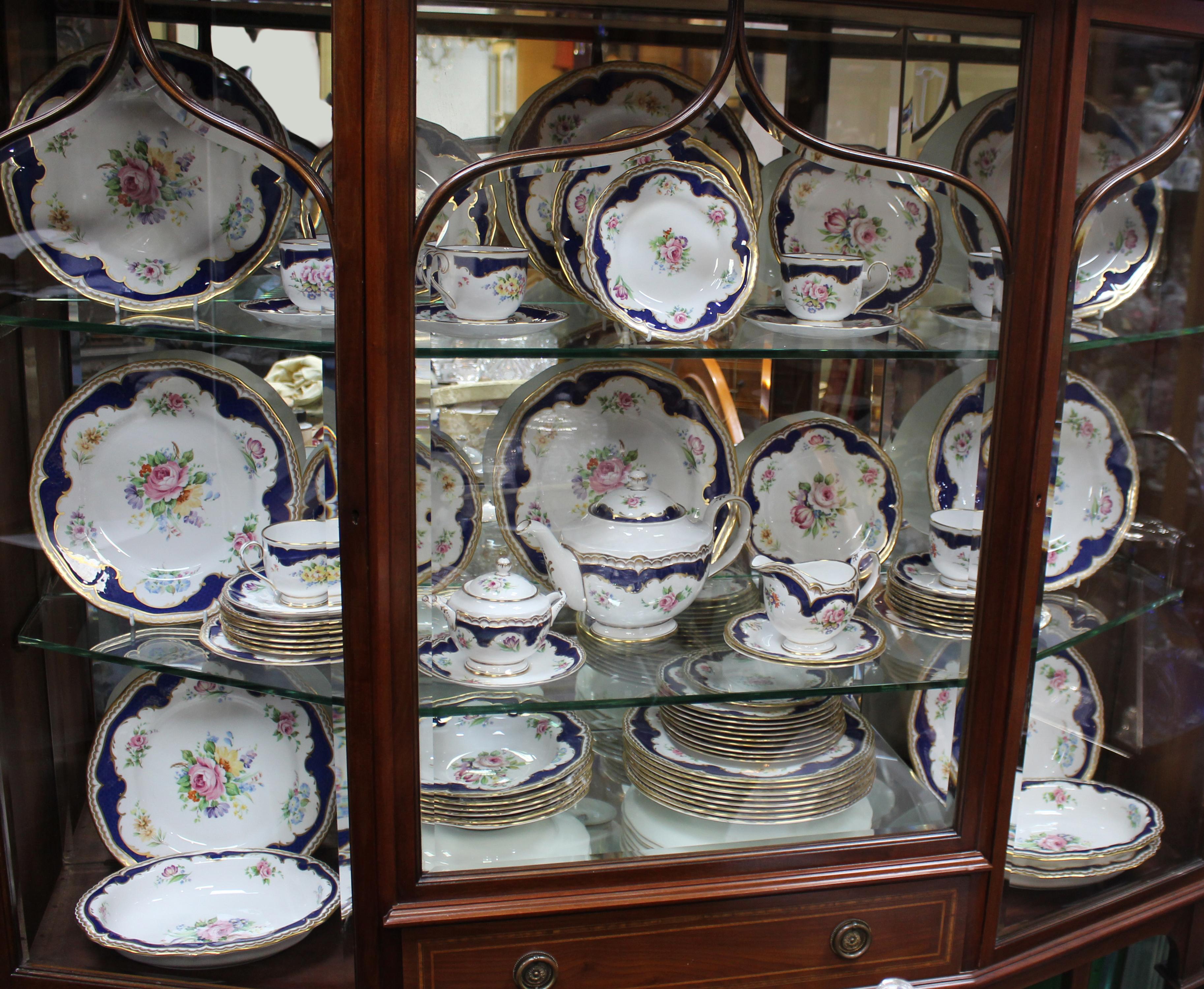 Service de table 70 pièces en porcelaine Royal Worcester 'Charlotte', Angleterre, daté 19