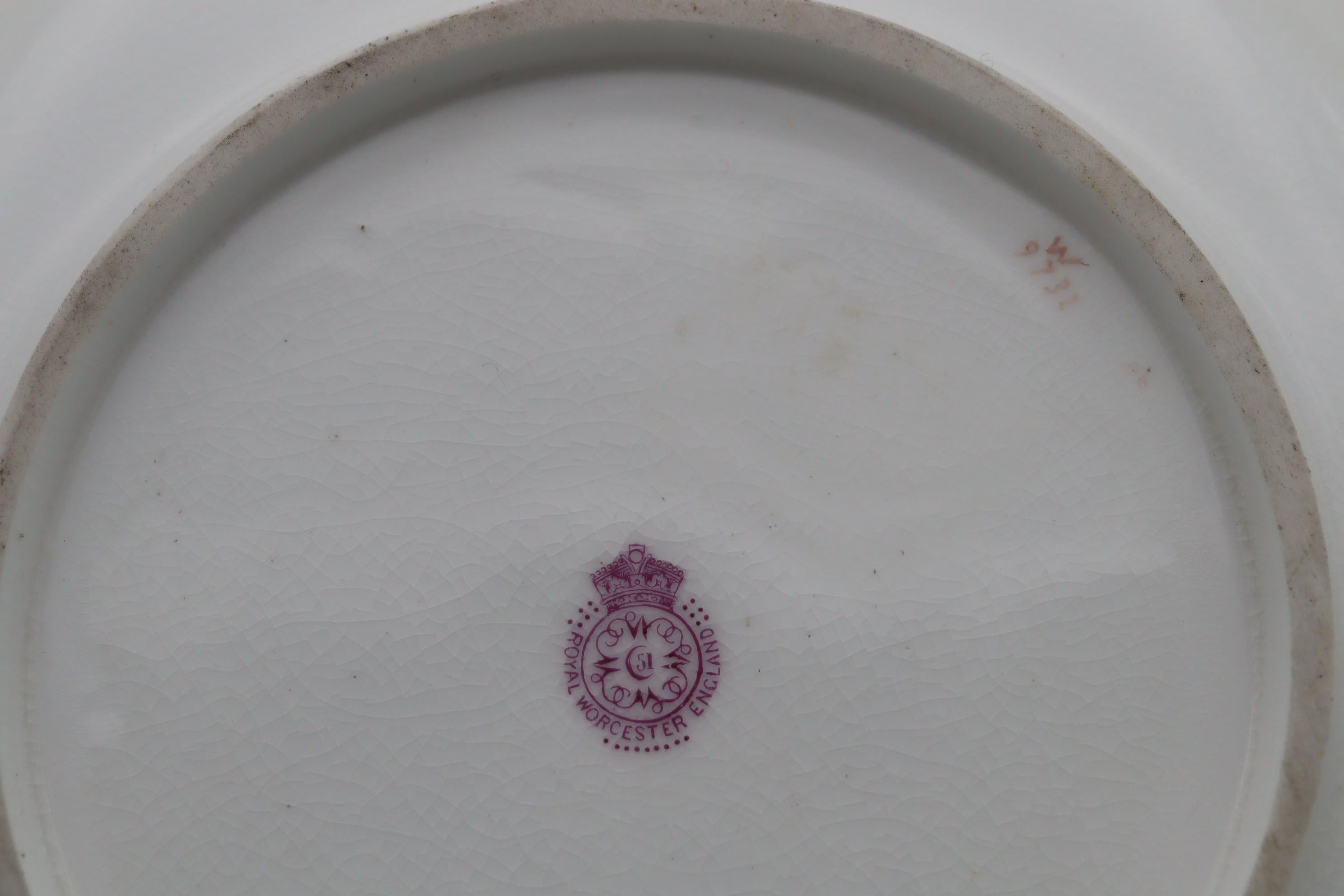Royal Worcester dish painted by Ernest Phillips In Good Condition For Sale In East Geelong, VIC