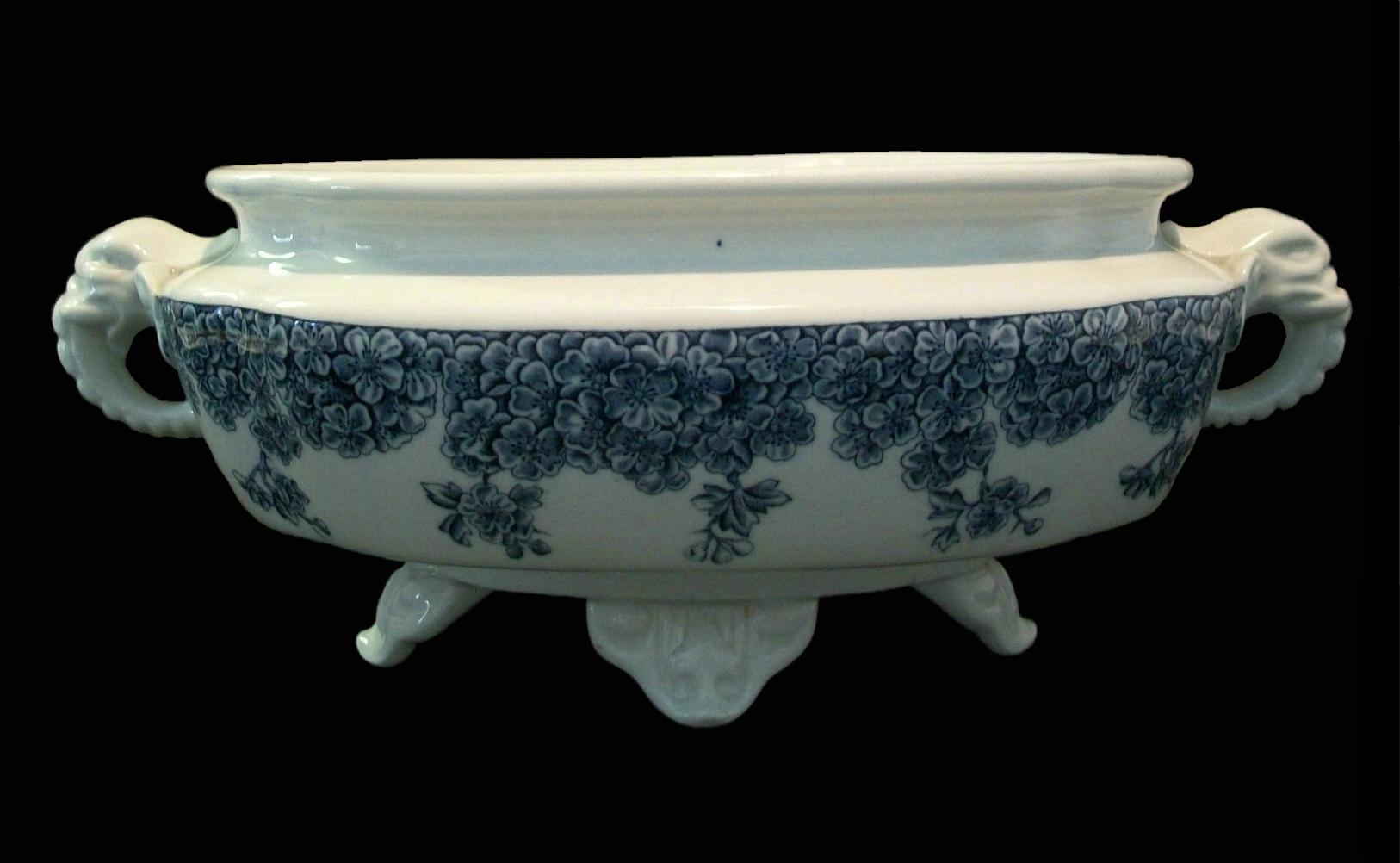 Royal Worcester - Dr. Christopher Dresser (Attribuito) - Antica ciotola o zuppiera in porcellana inglese a due manici decorata a trasferimento in bianco e blu - manici a testa di elefante fusi - montati su quattro piedi a staffa - marchio stampato