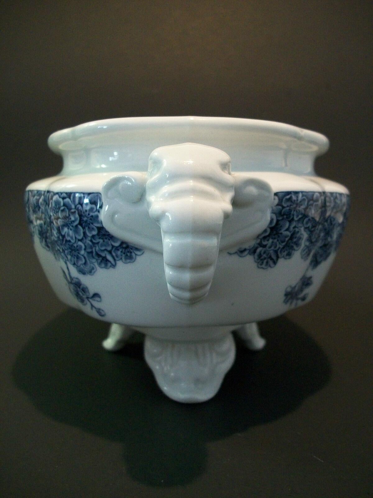 Smaltato Royal Worcester, DR. CHR. Cassettone, zuppiera con manico di elefante, Regno Unito, 1888 circa in vendita