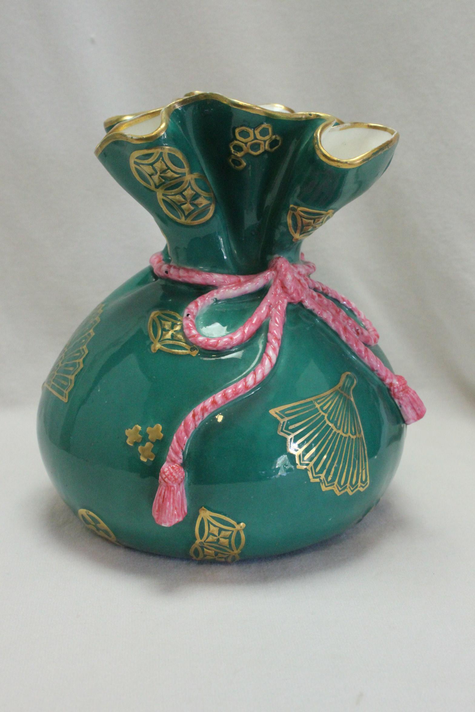Ce vase Royal Worcester est un peu inhabituel car il a la forme d'un sac à main japonais à cordon - il s'agit probablement de la forme 381 qui a été émise en 1874 et décrite comme 