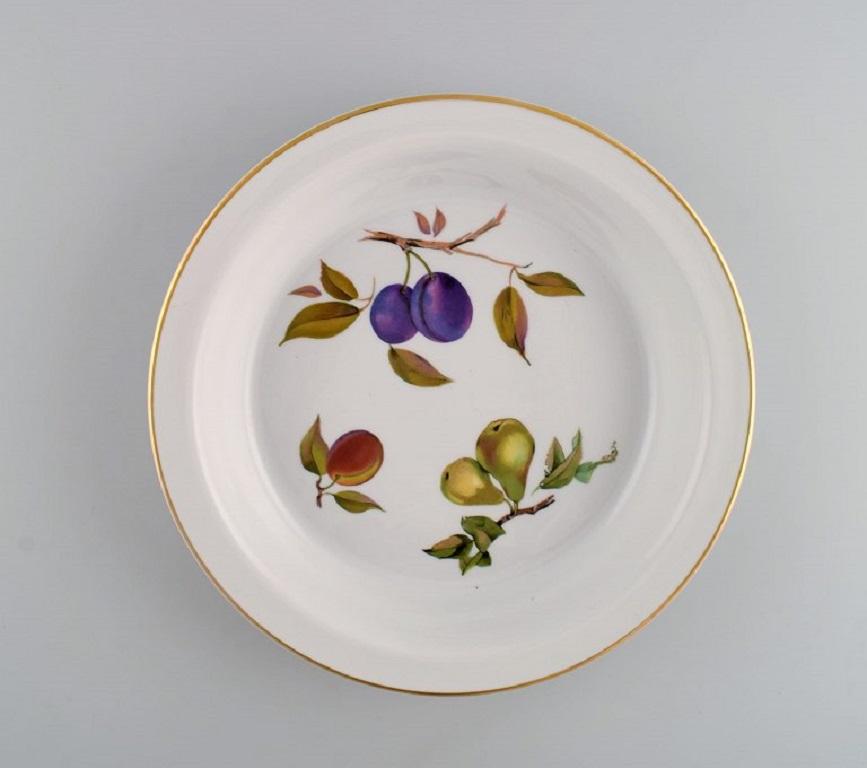 Royal Worcester, Angleterre. Paire de plats / bols Evesham en porcelaine décorée de fruits et de bordures dorées. 
1960/70s.
Dimensions : 26,5 x 3,5 cm : 26,5 x 3,5 cm.
En parfait état.
Estampillé.