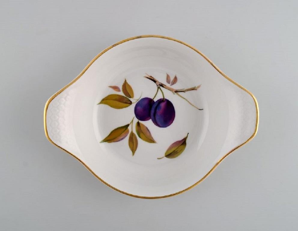 Royal Worcester, England. A pair of Evesham porcelain serving bowls decorated with fruits and gold rim. 1960/70s.
Measures: 21.5 x 4.5 cm.
In excellent condition.
Stamped.