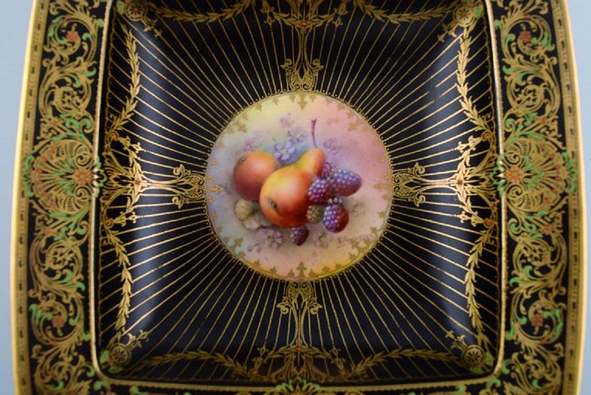 Royal Worcester, England. Antique bowl in hand-painted porcelain decorated with fruits. Early 20th century.
Measures: 21 x 4 cm.
In excellent condition.
Stamped.