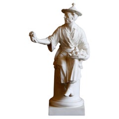 Figurine « Le Panier » de Royal Worcester, Angleterre, en porcelaine d'os