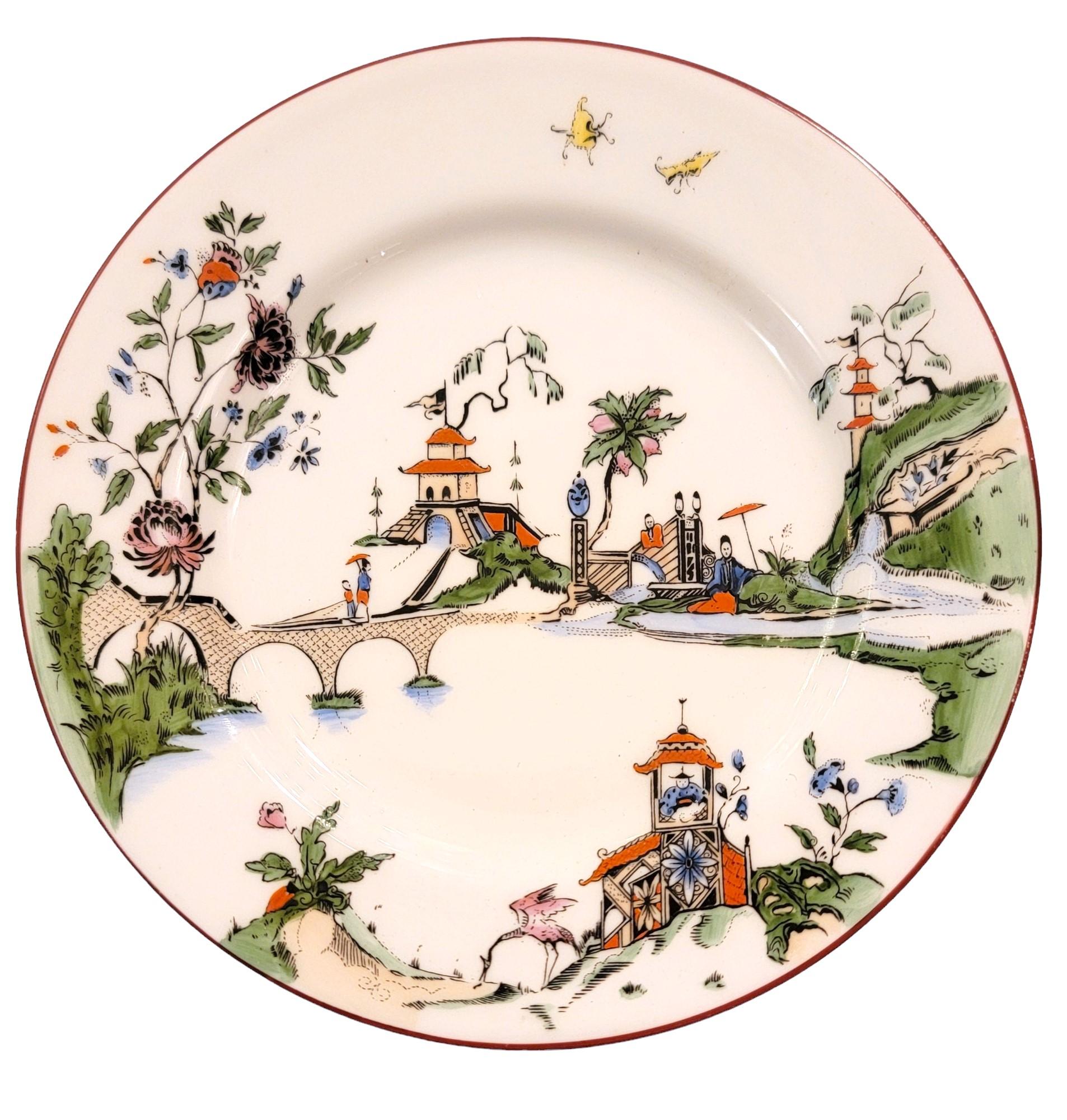Découvrez l'élégance de la porcelaine anglaise du XXe siècle avec cet ensemble exquis de 12 assiettes à dîner Royal Worcester, arborant le design intemporel de la Chinoiserie. Chaque assiette présente des motifs complexes peints à la main, inspirés
