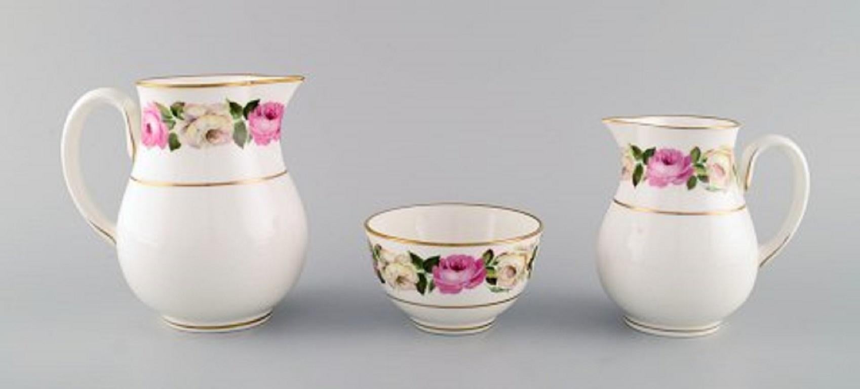 Royal Worcester, England. Complete tea service for seven people in porcelain with floral motifs. Dated 1983.
Consisting of seven teacups with saucers, teapot, cream and milk jug, sugar bowl and seven + seven plates.
The teacup measures: 9 x 7.5
