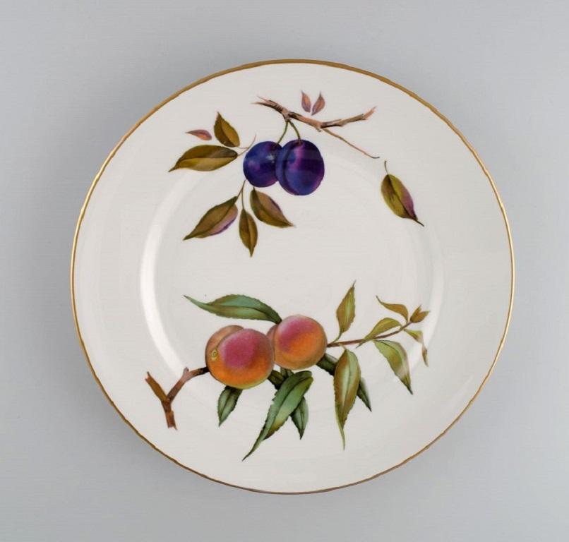 Royal Worcester, England. Eight Evesham dinner plates in porcelain decorated with fruits and gold rim. 1980s.
Diameter: 25.5 cm.
In excellent condition.
Stamped.