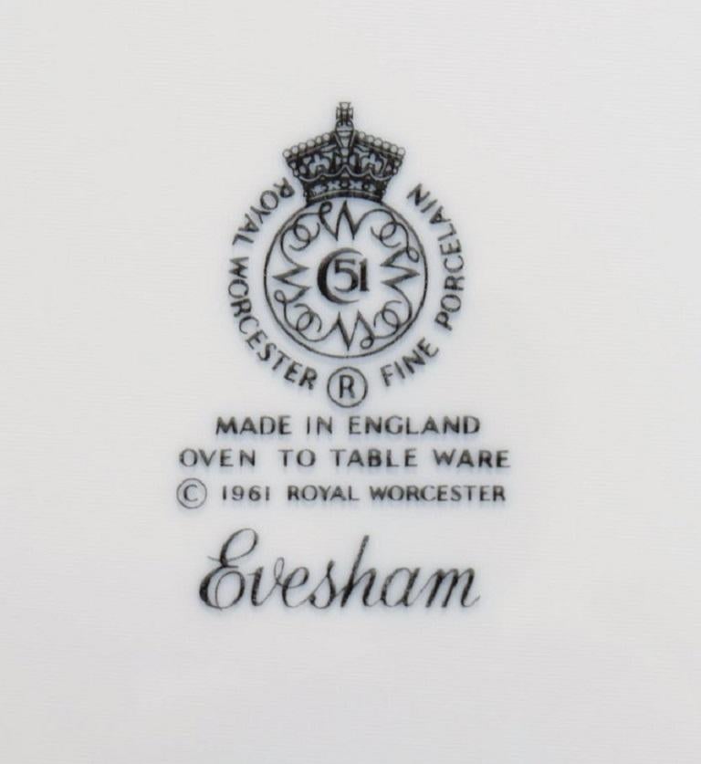 Royal Worcester, England. Eight Evesham Dinner Plates in Porcelain In Excellent Condition In København, Copenhagen