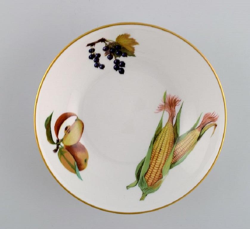 Royal Worcester, England. Eight Evesham porcelain bowls decorated with fruits and gold rim. 1980s.
Measures: 17.5 x 4.7 cm.
In excellent condition.
Stamped.