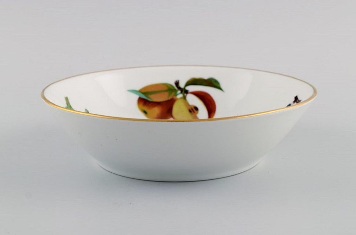 Royal Worcester, England. Eight Evesham Porcelain Bowls Decorated with Fruits In Excellent Condition For Sale In Copenhagen, DK