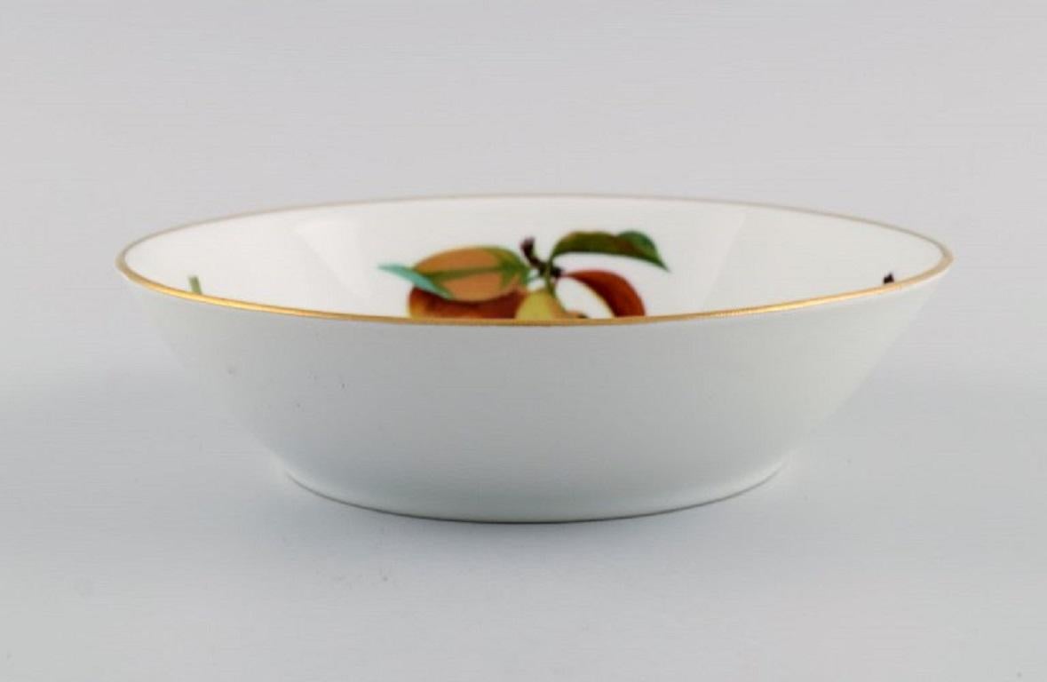 Royal Worcester, England. Eight Evesham Porcelain Bowls Decorated with Fruits For Sale 1