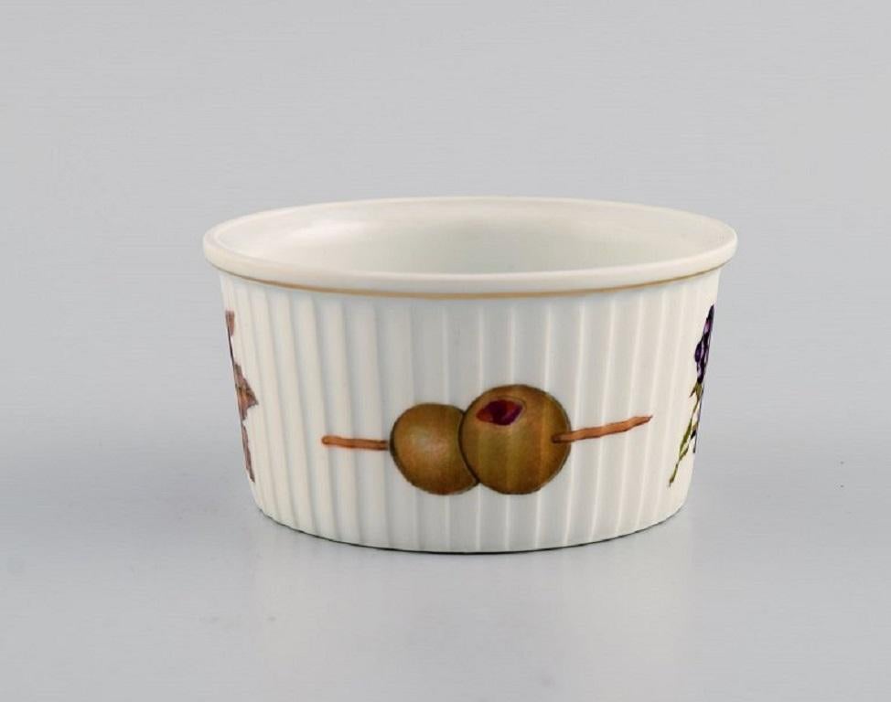 Royal Worcester, England. 
Eight small Evesham porcelain bowls decorated with fruits and gold rim. 1980s.
Measures: 8.5 x 4.5 cm.
In excellent condition.
Stamped.