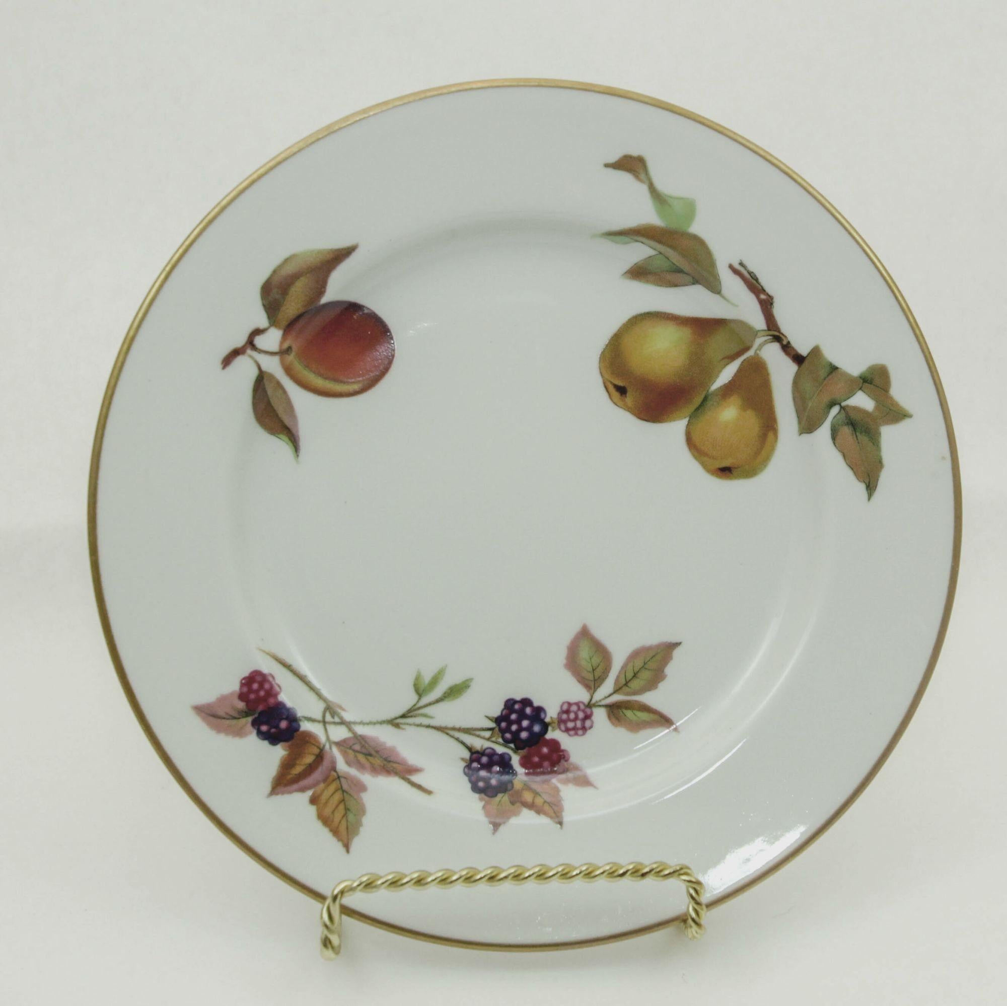 Piatto di ricambio in porcellana di Royal Worcester, inglese, nel modello Evesham.
Piatti da pranzo, da dessert o da insalata in fine porcellana Royal Worcester Evesham d'epoca con bordo dorato e decorato con pere, pesche e  more. 
Piatti da pranzo