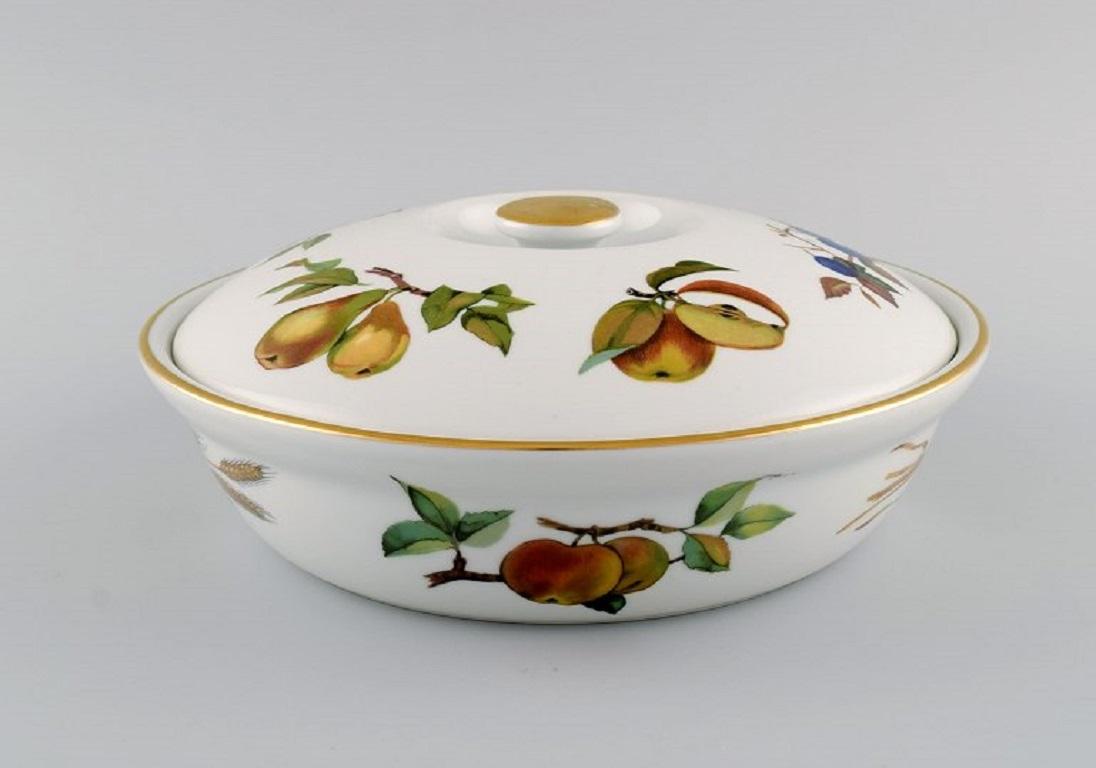Royal Worcester, England. Evesham lidded tureen in porcelain decorated with fruits and gold rim. 1980s.
Measures: 26 x 9.5 cm.
In excellent condition.
Stamped.
