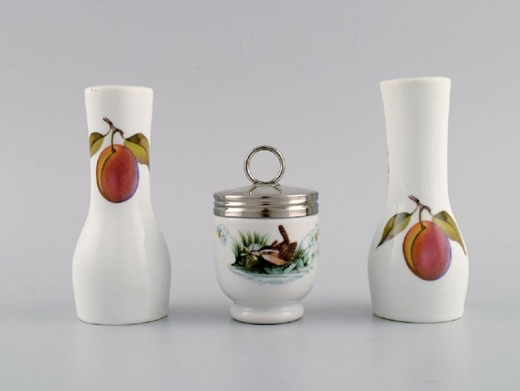 Royal Worcester, England. 
Evesham mustard jar and salt / pepper shakers in porcelain decorated with fruits and birds. 1980s.
The salt shaker measures: 12 x 5.5 cm.
The mustard jar measures: 8.5 x 5.5 cm.
In excellent condition.
Stamped.
