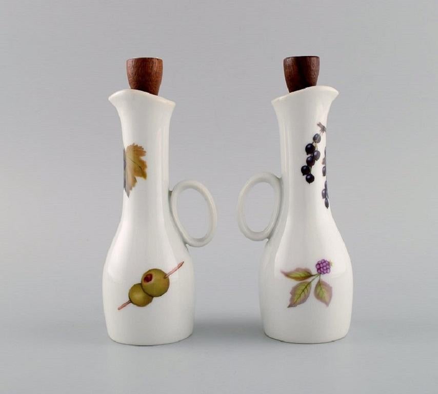 Royal Worcester, Angleterre. Ensemble huile/vinaigre Evesham en porcelaine décoré de fruits. Liège en teck. 1980s.
Mesures : 17,5 x 7,5 cm.
En parfait état.
Estampillé.