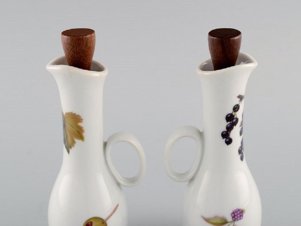 Anglais Royal Worcester, Angleterre. Ensemble à l'huile et à la vigne de Evesham en porcelaine en vente