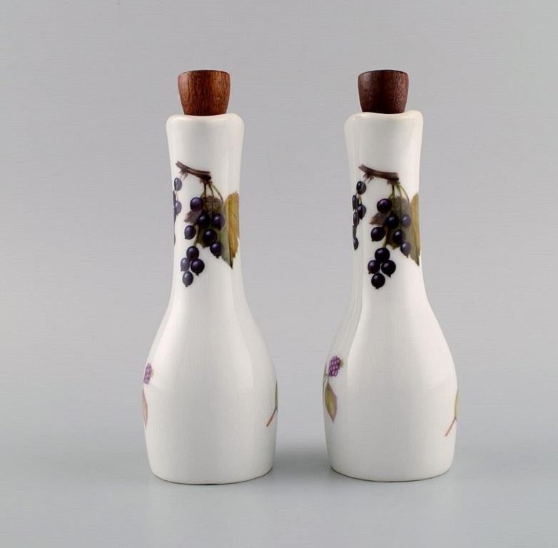 Royal Worcester, England. Evesham Oil / Vinegar Set in Porcelain In Excellent Condition For Sale In Copenhagen, DK