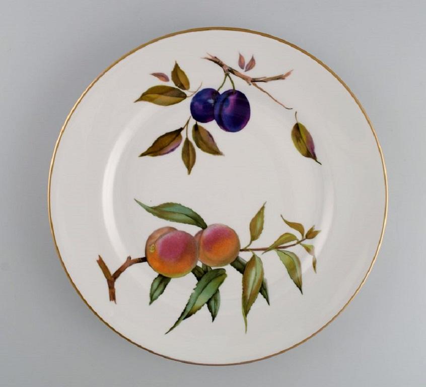Royal Worcester, Angleterre. Cinq assiettes à dîner Evesham en porcelaine décorée de fruits et de bordures dorées. 1980s.
Diamètre : 25,5 cm.
En parfait état.
Estampillé.