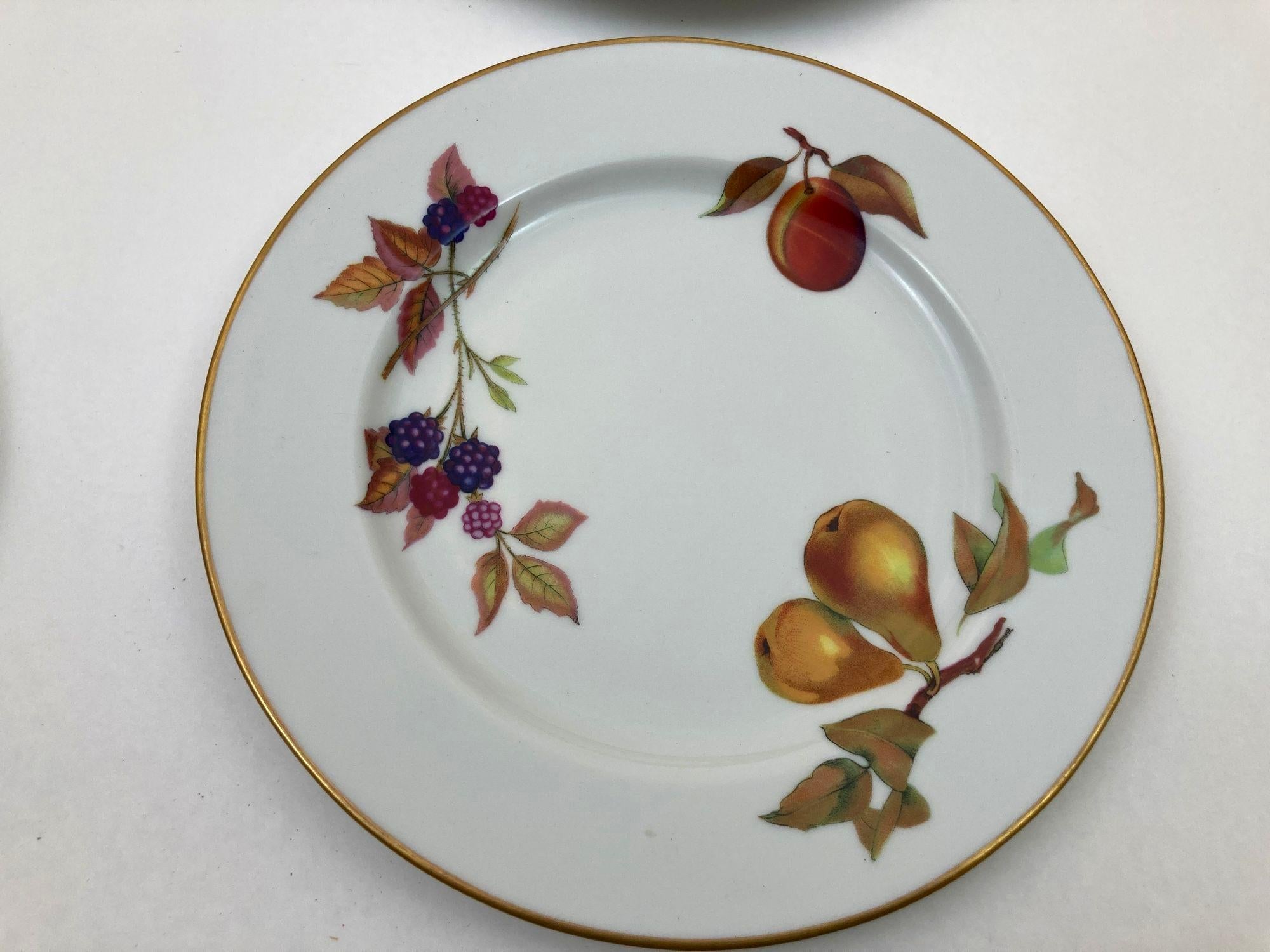 Victorien Royal Worcester England Five Evesham Fruit Design Porcelain Lunch Plates en vente